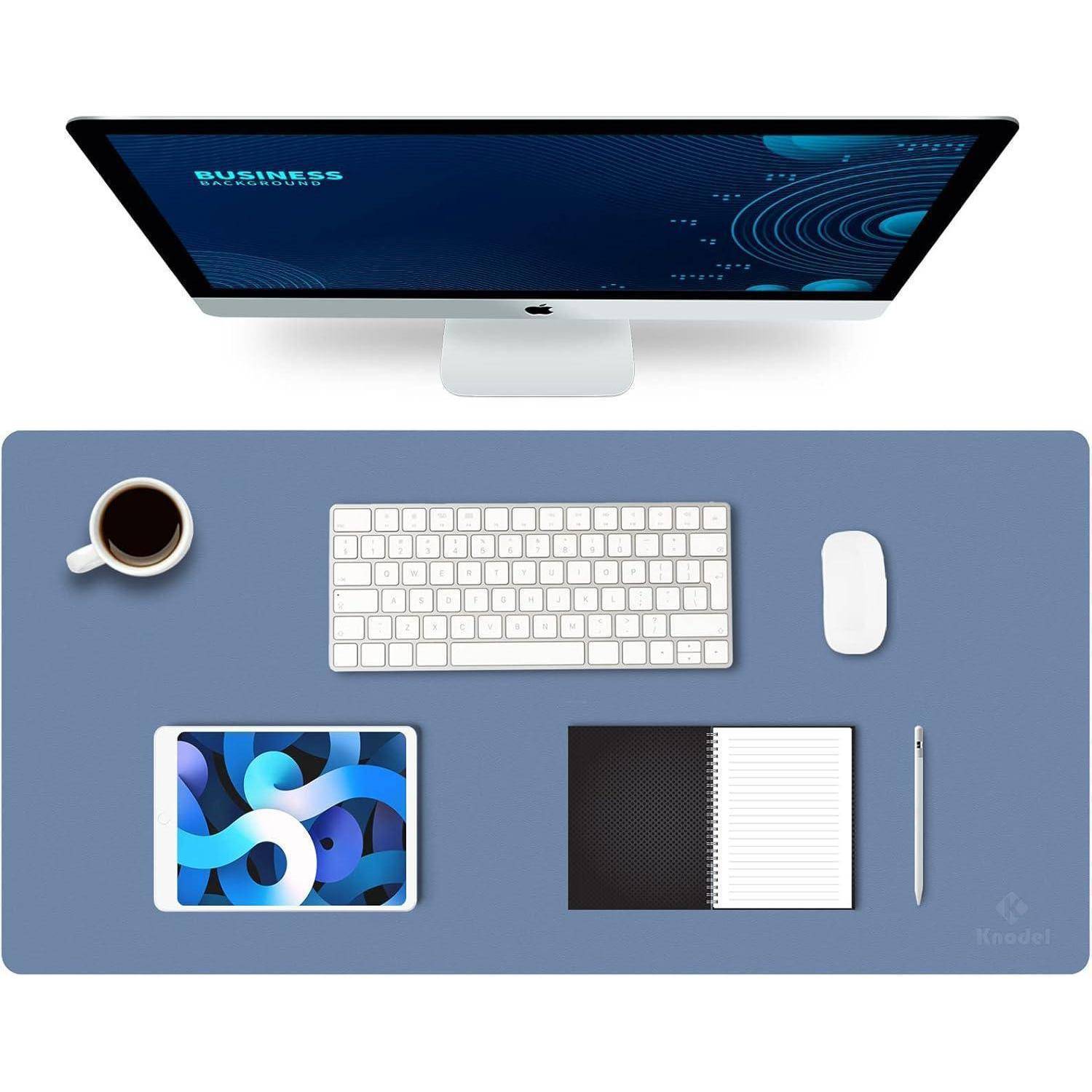 Ein ordentlich organisierter Arbeitsplatz mit einem Monitor, auf dessen Bildschirm 