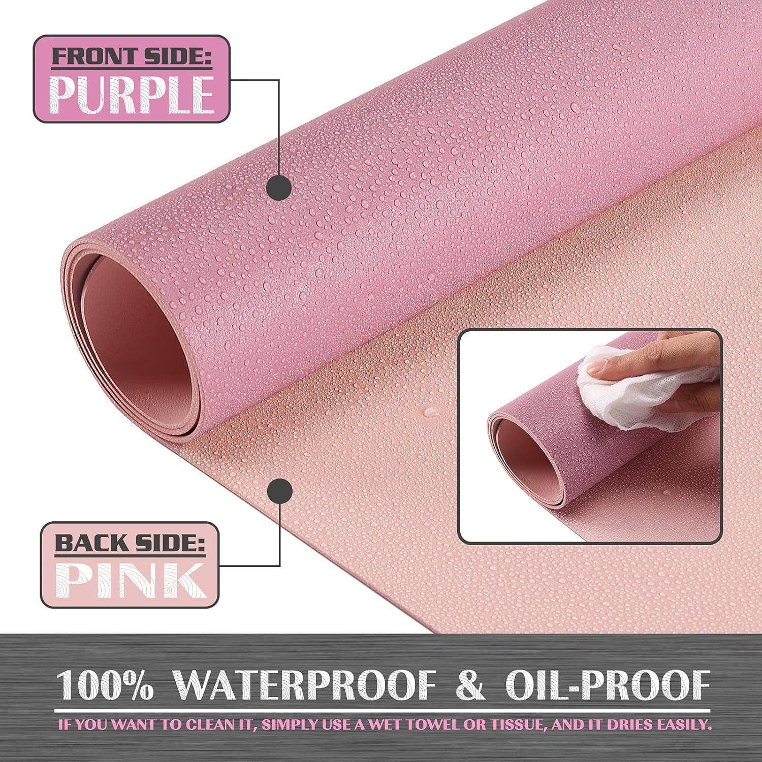 Eine strukturierte Mattrolle mit 'Vorderseite: lila, Rückseite: pink'. Einschub zeigt Hand, die mit einem Tuch wischt. Text: '100% wasserundurchlässig & ölabweisend'.