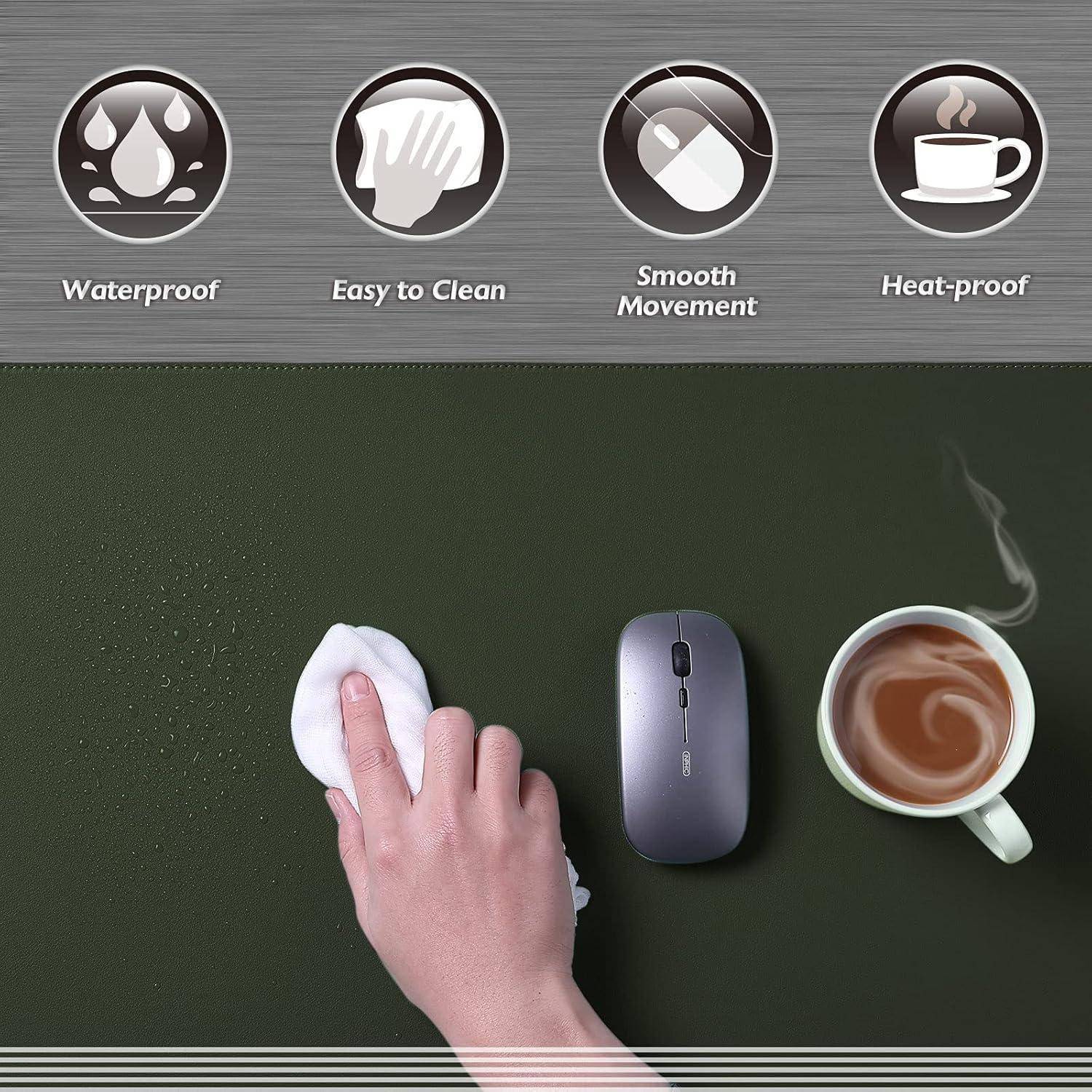 Eine Hand wischt eine nasse Oberfläche neben einer Computermaus und einer dampfenden Kaffeetasse auf einer Matte; Symbole zeigen wasserdichte, leicht zu reinigende, glatt bewegliche, hitzebeständige Eigenschaften.