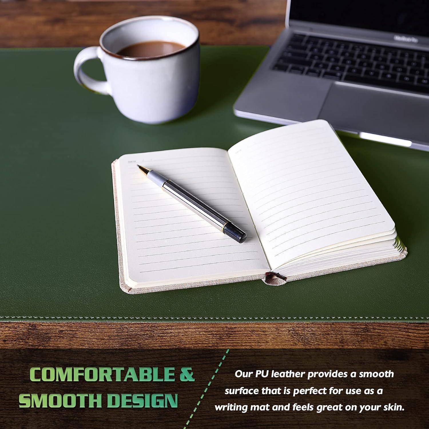Ein grünes Schreibtischunterlage mit einem aufgeschlagenen Notizbuch und einem Stift, Kaffeetasse und Laptop. Text lautet: „Komfortables & glattes Design