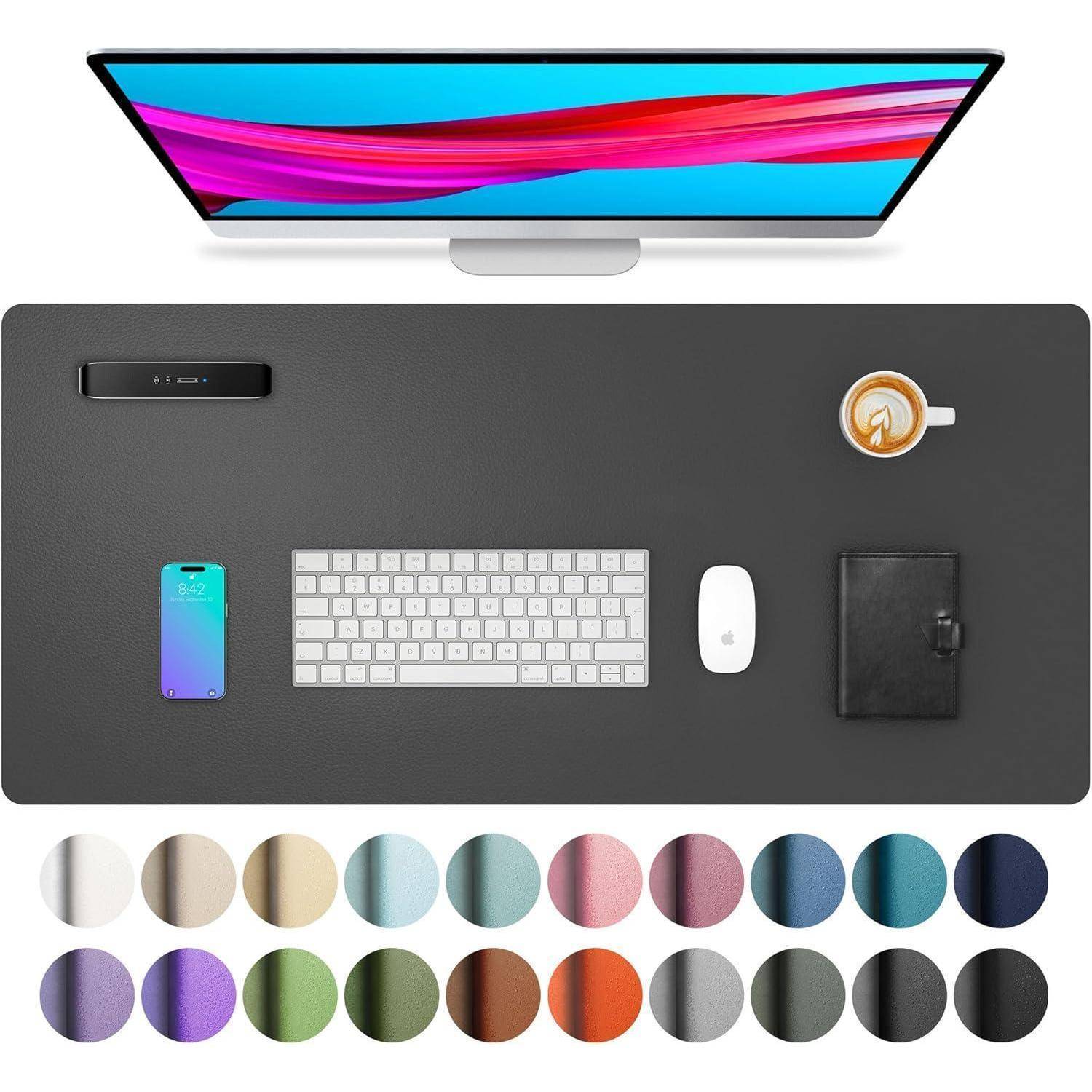 Ein elegantes Schreibtisch-Setup umfasst einen Flachbildschirm, eine Tastatur und eine Maus auf einer schwarzen Schreibtischunterlage, mit einer Kaffeetasse und einem Smartphone in der Nähe.