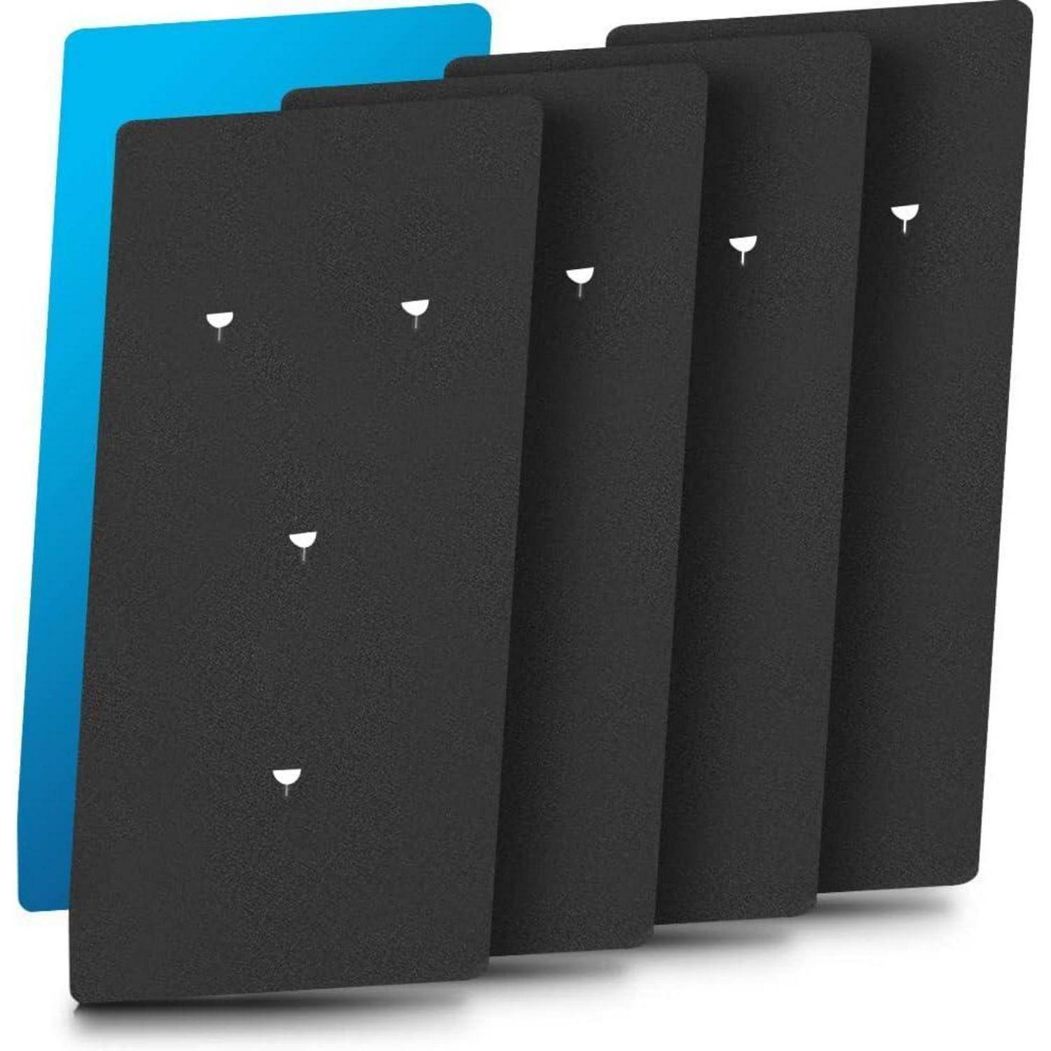Vier schwarze rechteckige Tafeln mit dreieckigen weißen Markierungen sind in einem Winkel ausgerichtet, wobei eine blaue Tafel im Hintergrund teilweise zu sehen ist.