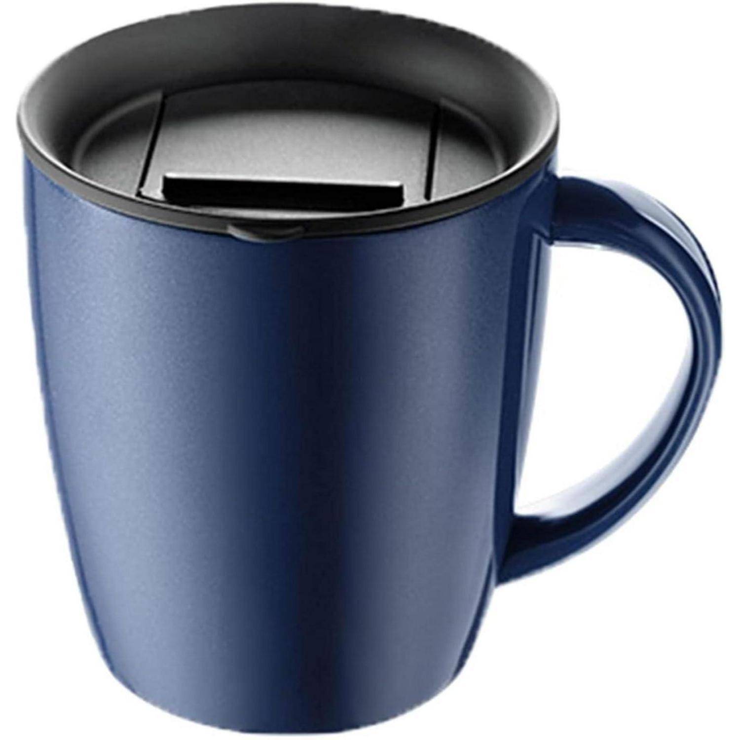 Eine blaue isolierte Reisekaffeekanne mit einem schwarzen Deckel, die eine flache Schiebeverschlussöffnung zum Trinken und einen stabilen Griff an der rechten Seite aufweist.