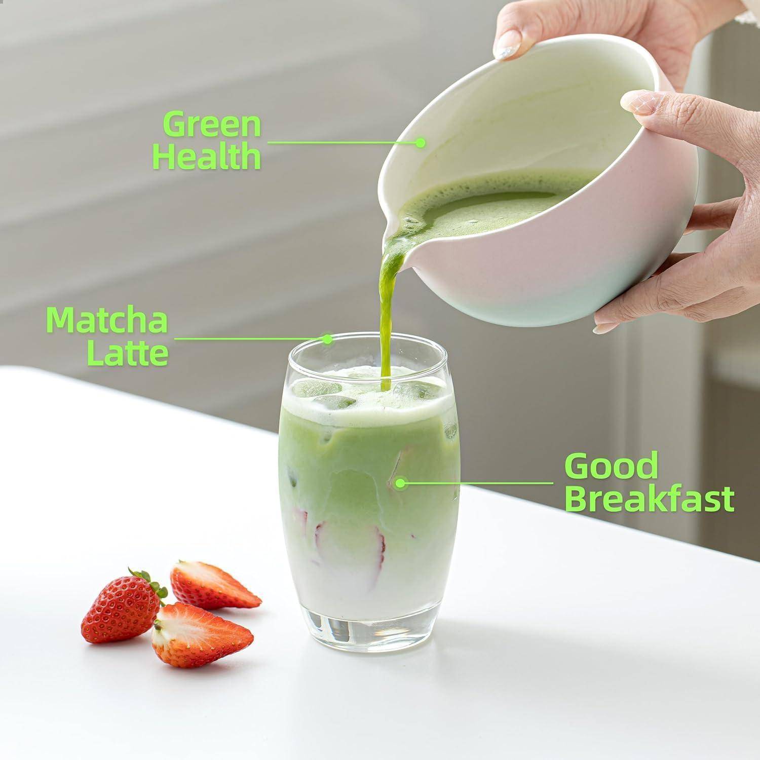 Eine Person gießt eine grüne Flüssigkeit in ein Glas, das mit 
