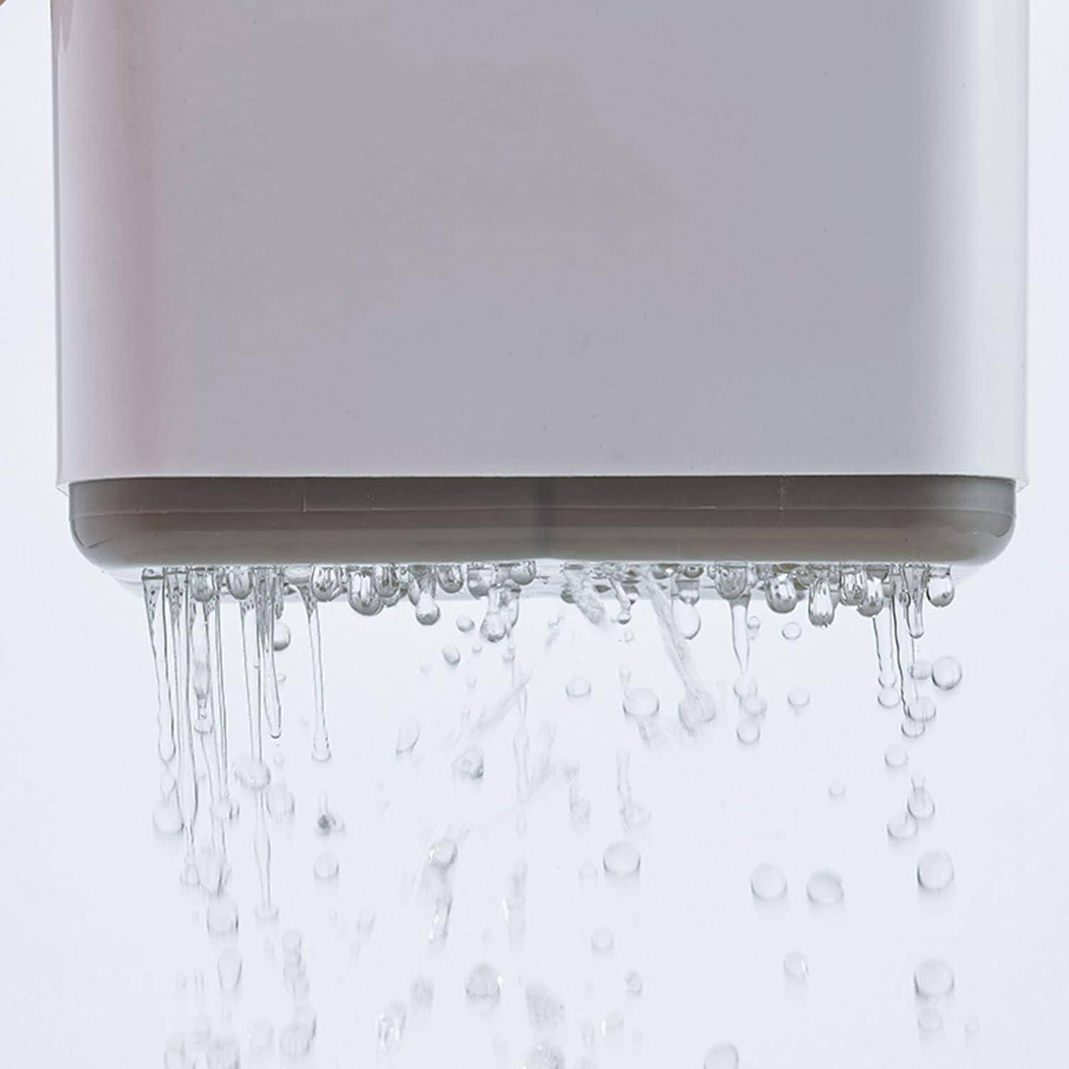 Wasser, das von der Unterseite eines weißen quadratischen Behälters tropft, vor einem einfarbigen weißen Hintergrund.