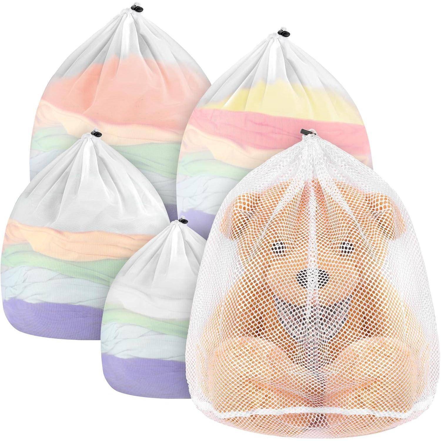 Fünf Wäschenetz-Wäschebeutel, die bunte Kleidungsstücke und einen Plüschteddy enthalten, was Aufbewahrung oder Schutz für empfindliche Gegenstände andeutet.
