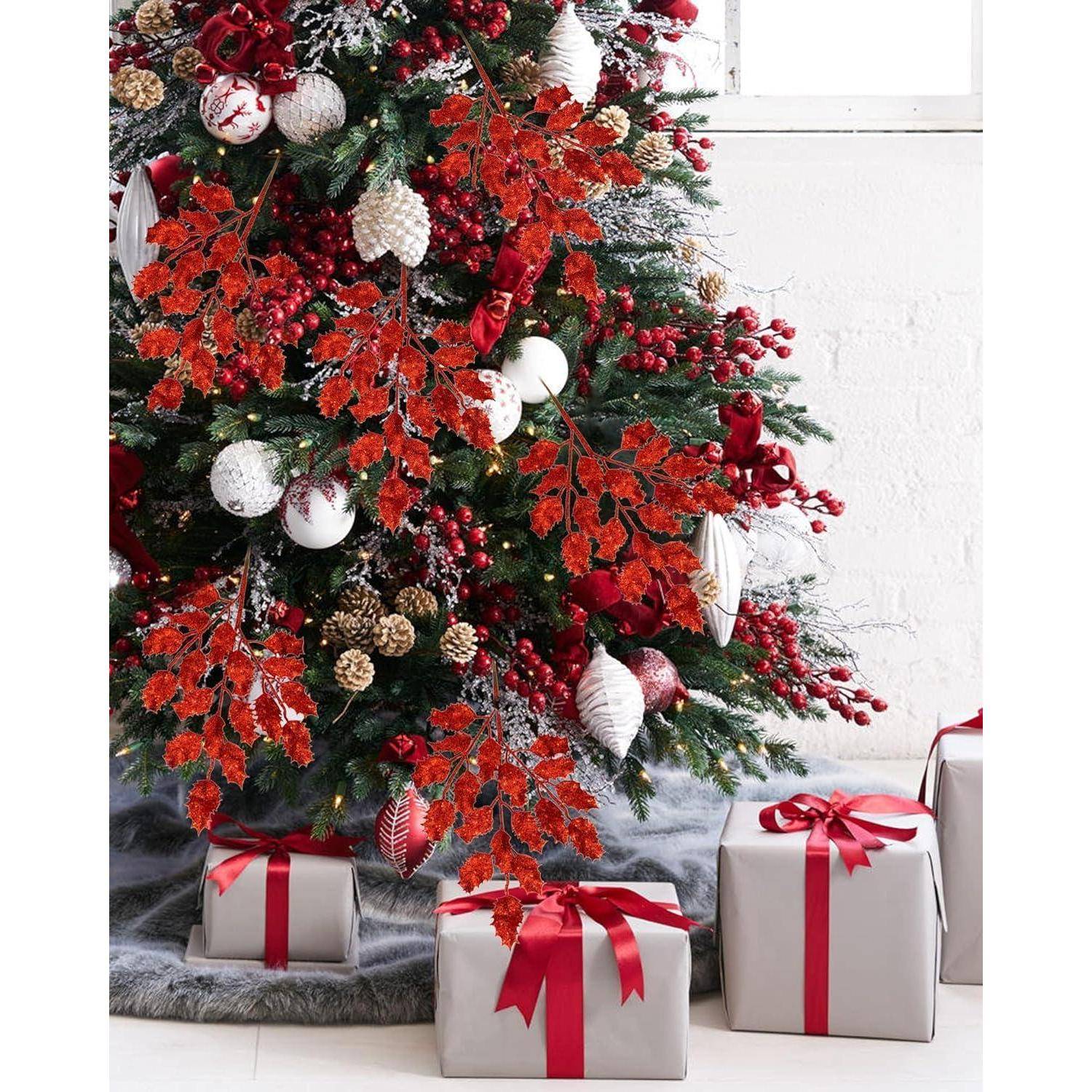 Ein Weihnachtsbaum geschmückt mit roten und weißen Christbaumkugeln, Tannenzapfen und roten Beeren. Silber eingepackte Geschenke mit roten Schleifen sind darunter platziert.
