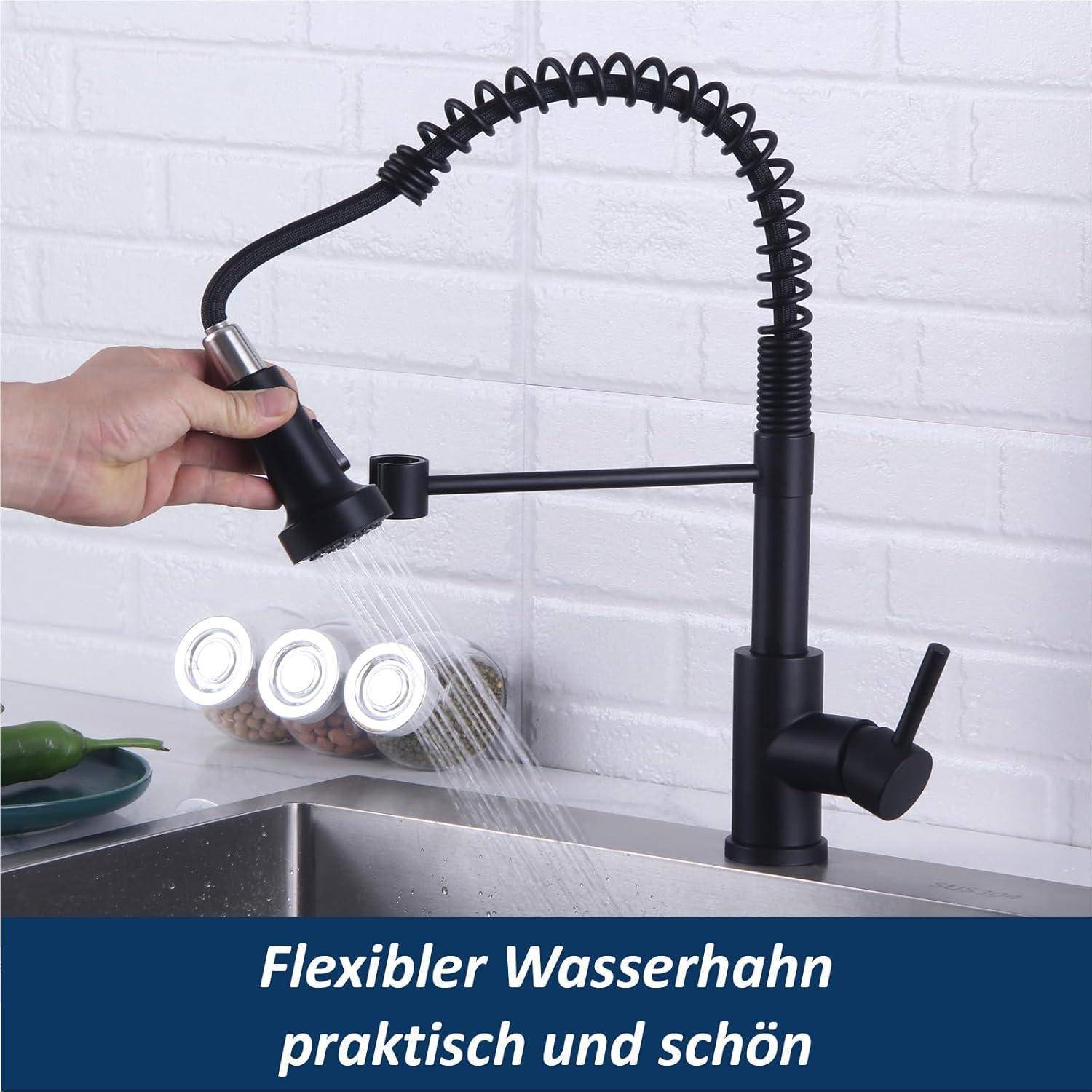 Ein flexibler schwarzer Küchenwasserhahn mit einer Spiralfedern-Design wird gezeigt, der in einen Spülbecken gerichtet ist, mit einer Hand, die ihn hält. Der deutsche Text lautet: 