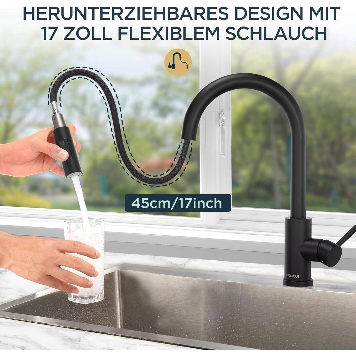 Eine Person füllt ein Glas mit Wasser aus einem schwarzen Küchenarmatur mit Brause, der eine 45 cm/17 Zoll flexible Schlauchleitung besitzt. Text: 'AUSZIEHBARES DESIGN'.