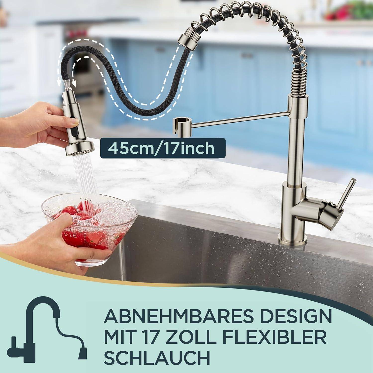 Eine Person spült Obst unter einem abnehmbaren Küchenhahn mit einem 45 cm/17 Zoll flexiblen Schlauch und betont dabei die Vielseitigkeit des Designs.