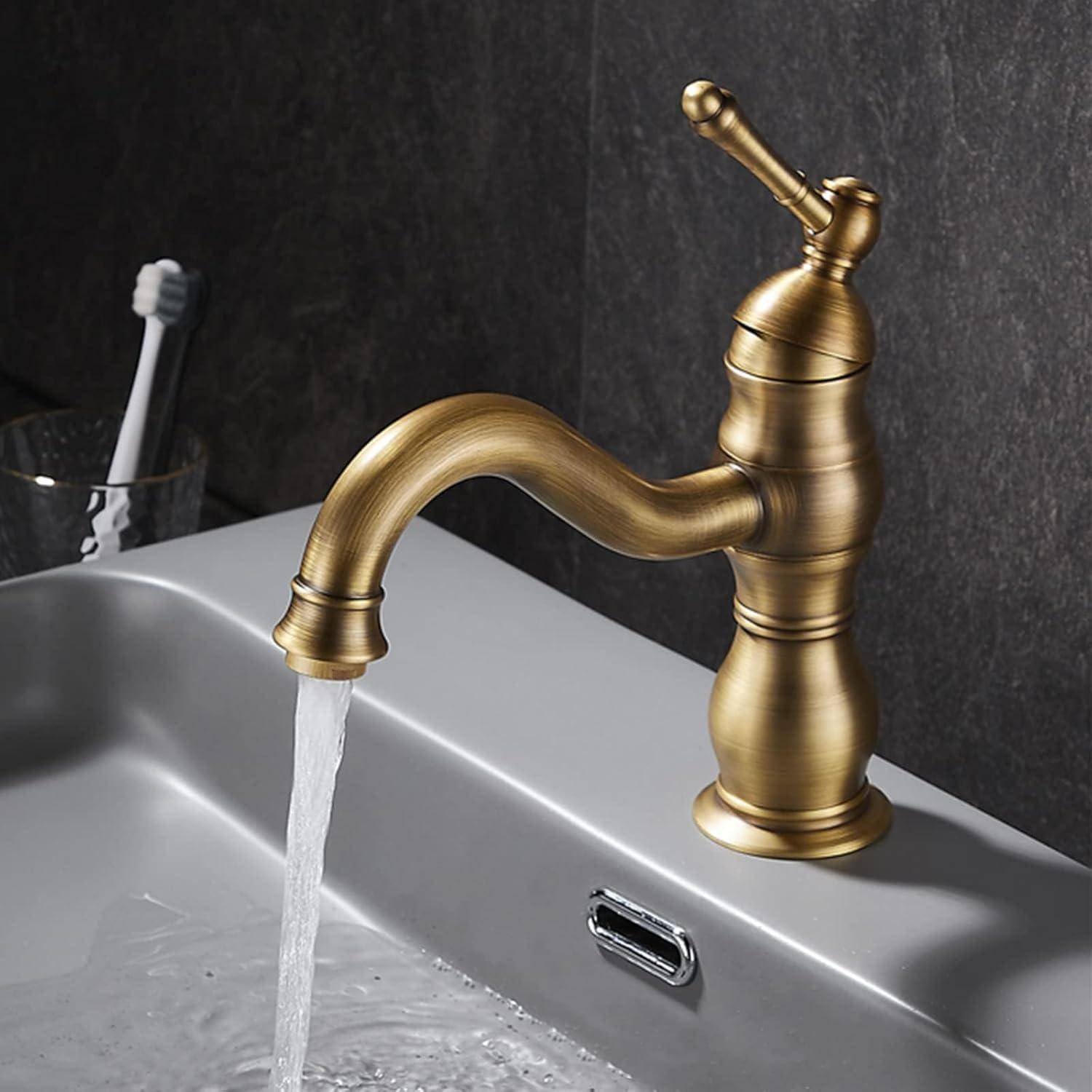 Eine Wasserhahn im Vintage-Stil aus Messing, der Wasser in ein Waschbecken laufen lässt, mit einer Zahnbürste in einem Halter auf der Arbeitsplatte daneben.