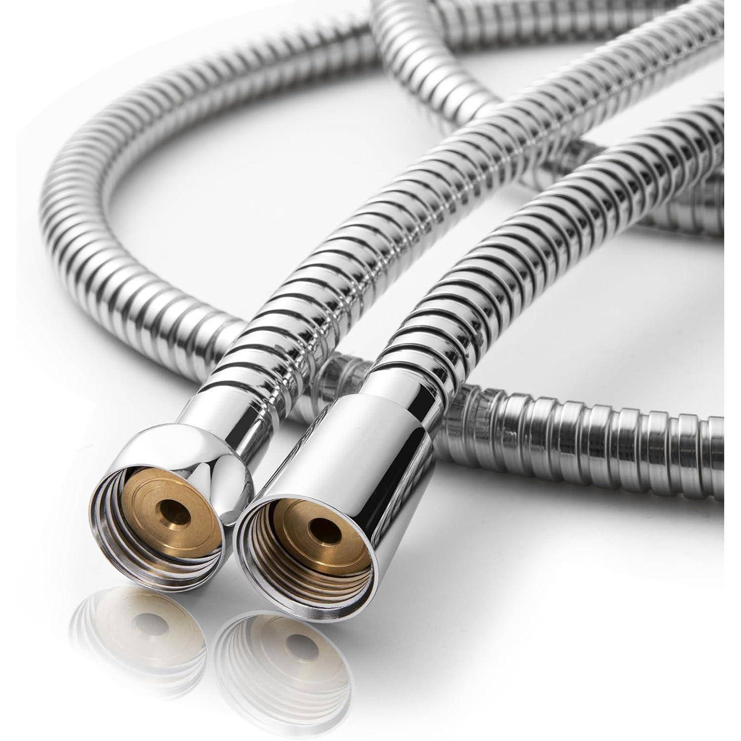 Ein glänzender silberner flexibler Duschschlauch mit Metallverbindern, sauber aufgewickelt.