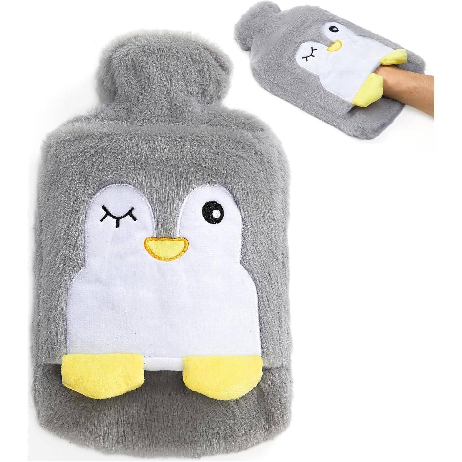 Eine graue Wärmflaschenhülle mit einem süßen Pinguin-Motiv und gelben Füßen und Schnabel. Eine Hand hält einen ähnlichen Pinguin-Handwärmer.