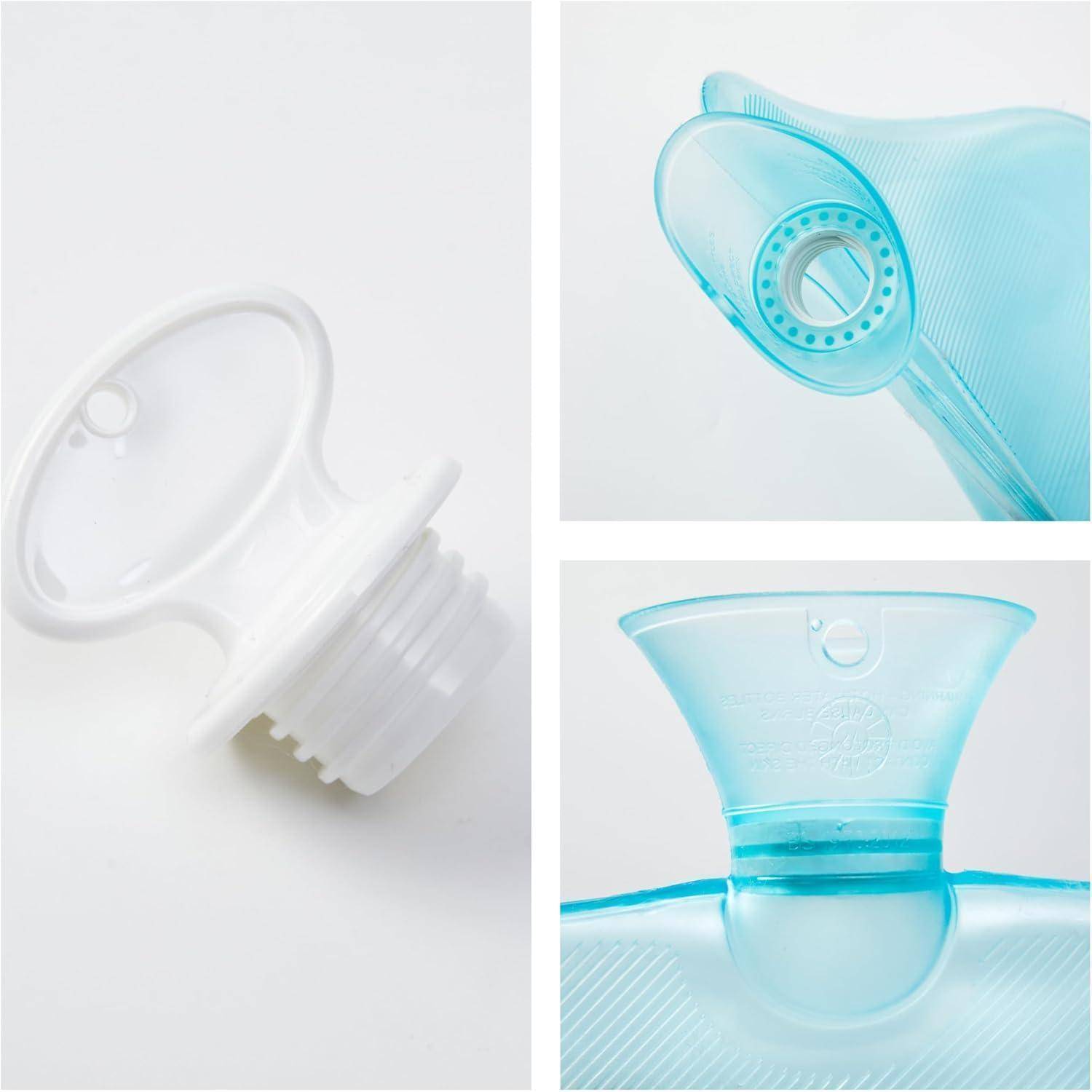 Eine Nahaufnahme der offenen Ausgießöffnung und des einzigartigen Verschlussdesigns einer durchscheinend blauen Flasche, die ihren innovativen Abgabemechanismus präsentiert.