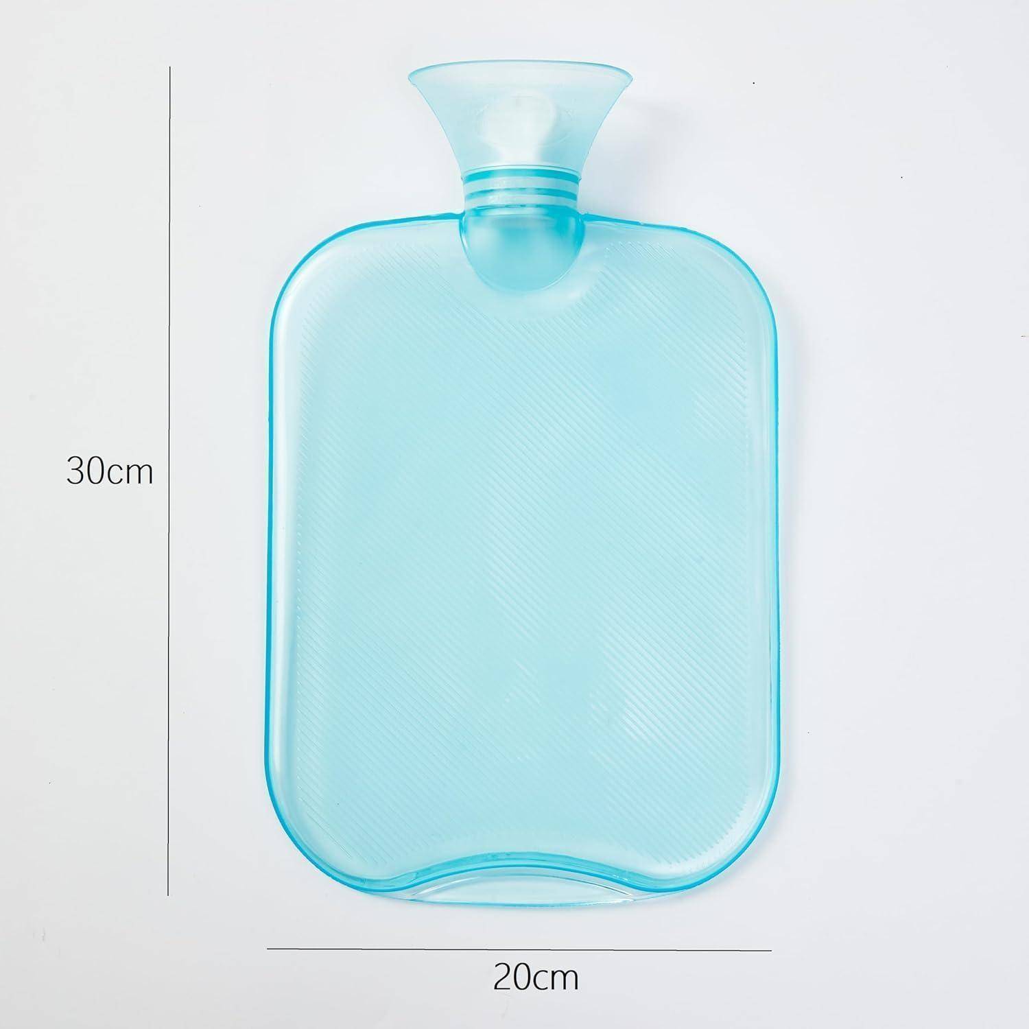 Eine hellblaue Wärmflasche mit Schraubverschluss, 30 cm hoch und 20 cm breit, die auf einer ebenen Oberfläche liegt.