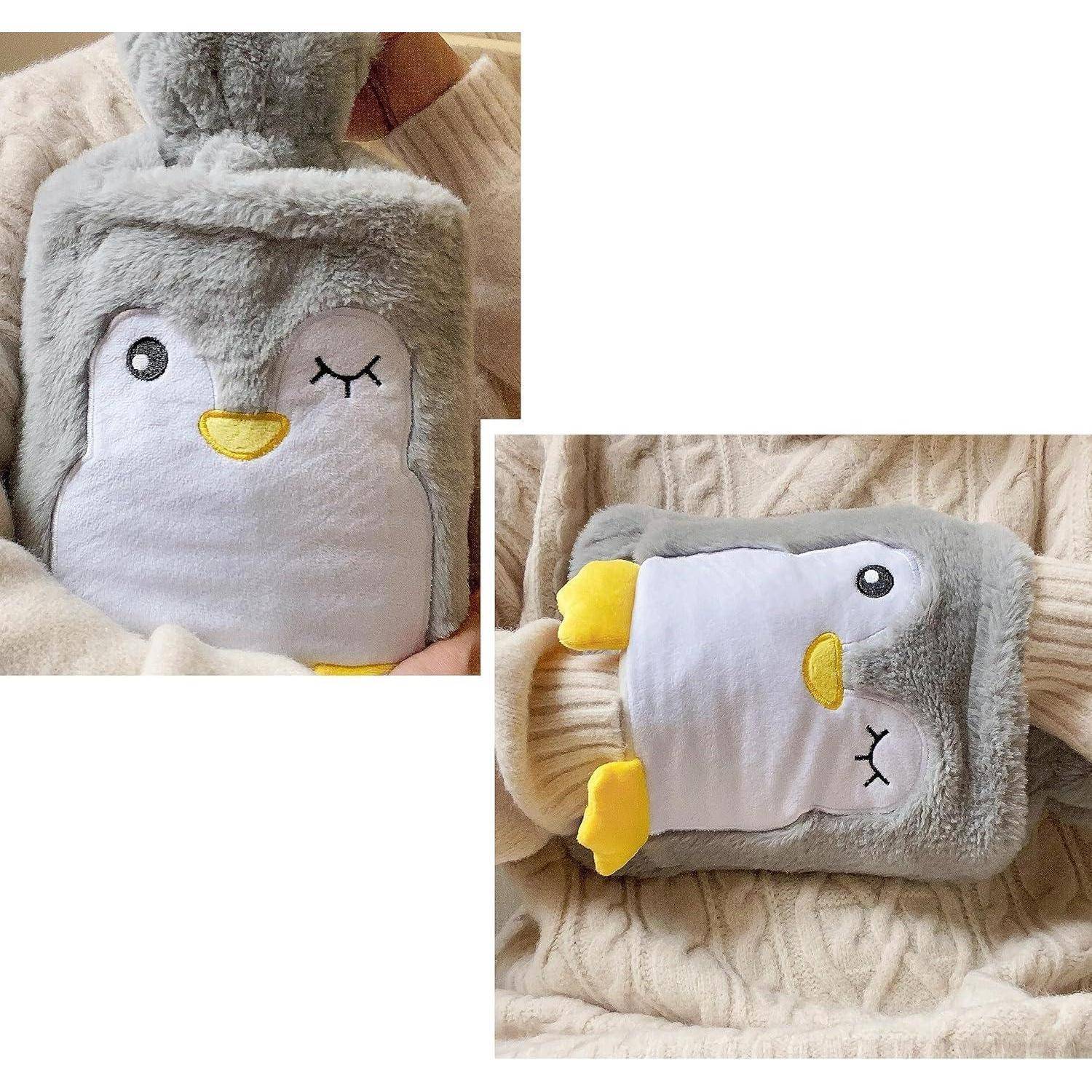 Eine Person hält ein Plüsch-Pinguin-Kissen, grau mit weißem Bauch sowie gelben Schnabel und Füßen, das einen gemütlichen Pullover trägt.