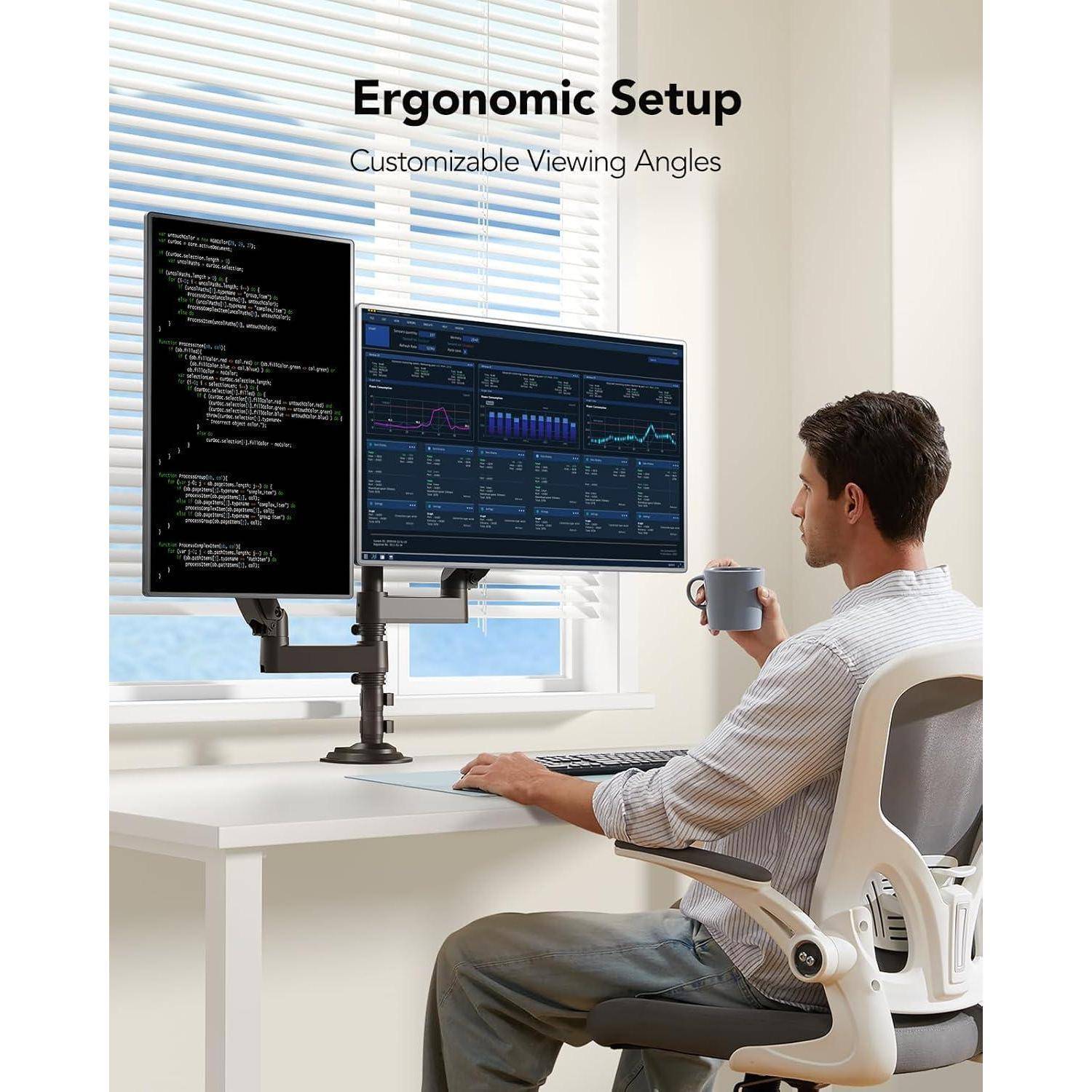 Eine Person an einem Schreibtisch mit zwei Monitoren, auf denen Code und Grafiken zu sehen sind, hält eine Tasse. Text: ‚Ergonomische Einrichtung' und ‚Anpassbare Blickwinkel'.