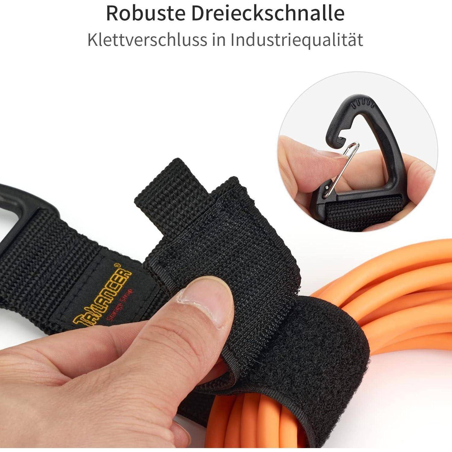 Eine Hand, die einen robusten industriellen Dreiecks-Schnallengurt mit Klettverschluss verwendet, um ein orangefarbenes Kabel zu befestigen.