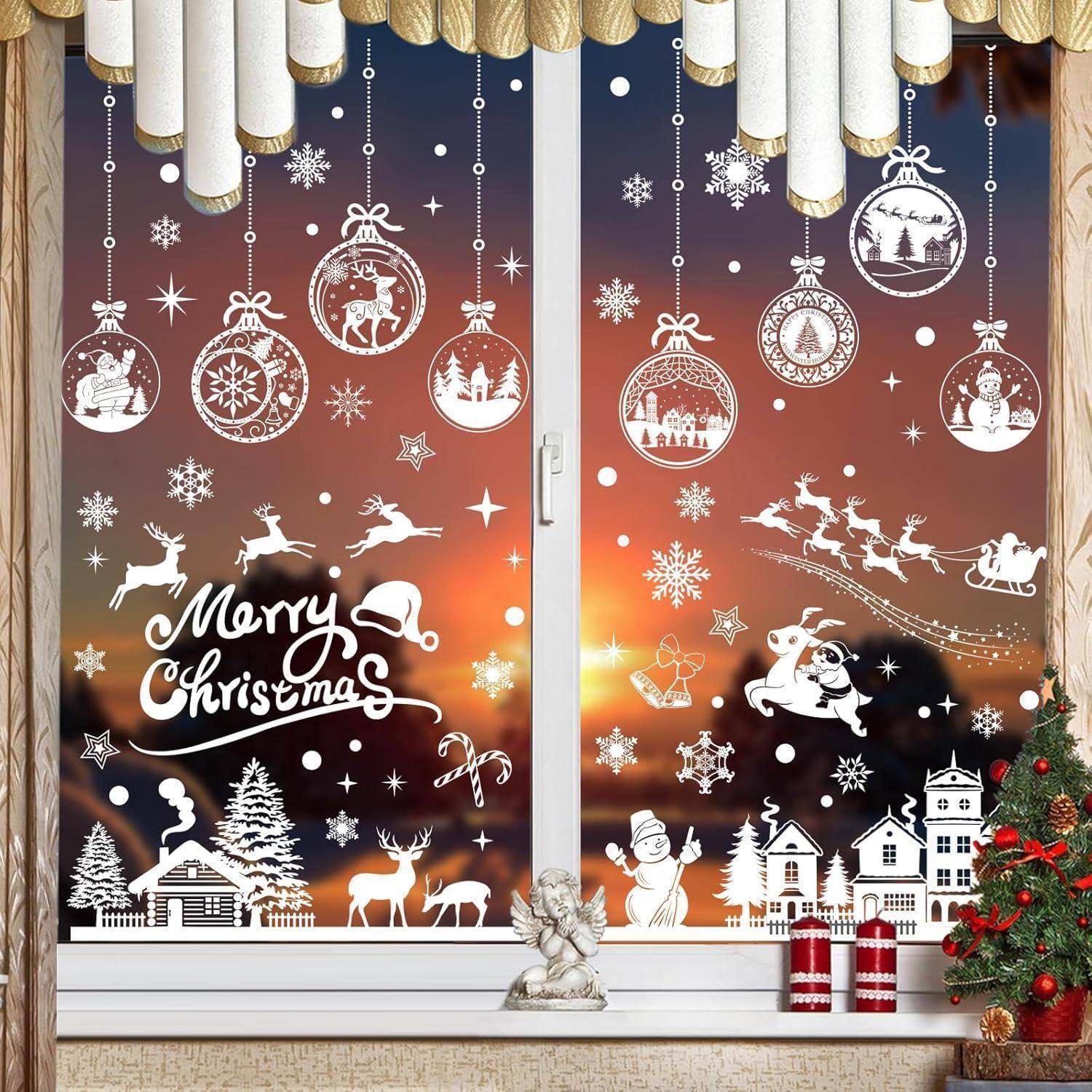 Festliche Fensterdekoration mit Weihnachtsmotiven: 'Frohe Weihnachten' Text, Rentiere, Schneeflocken und Weihnachtskugeln vor einem Abendhimmel.