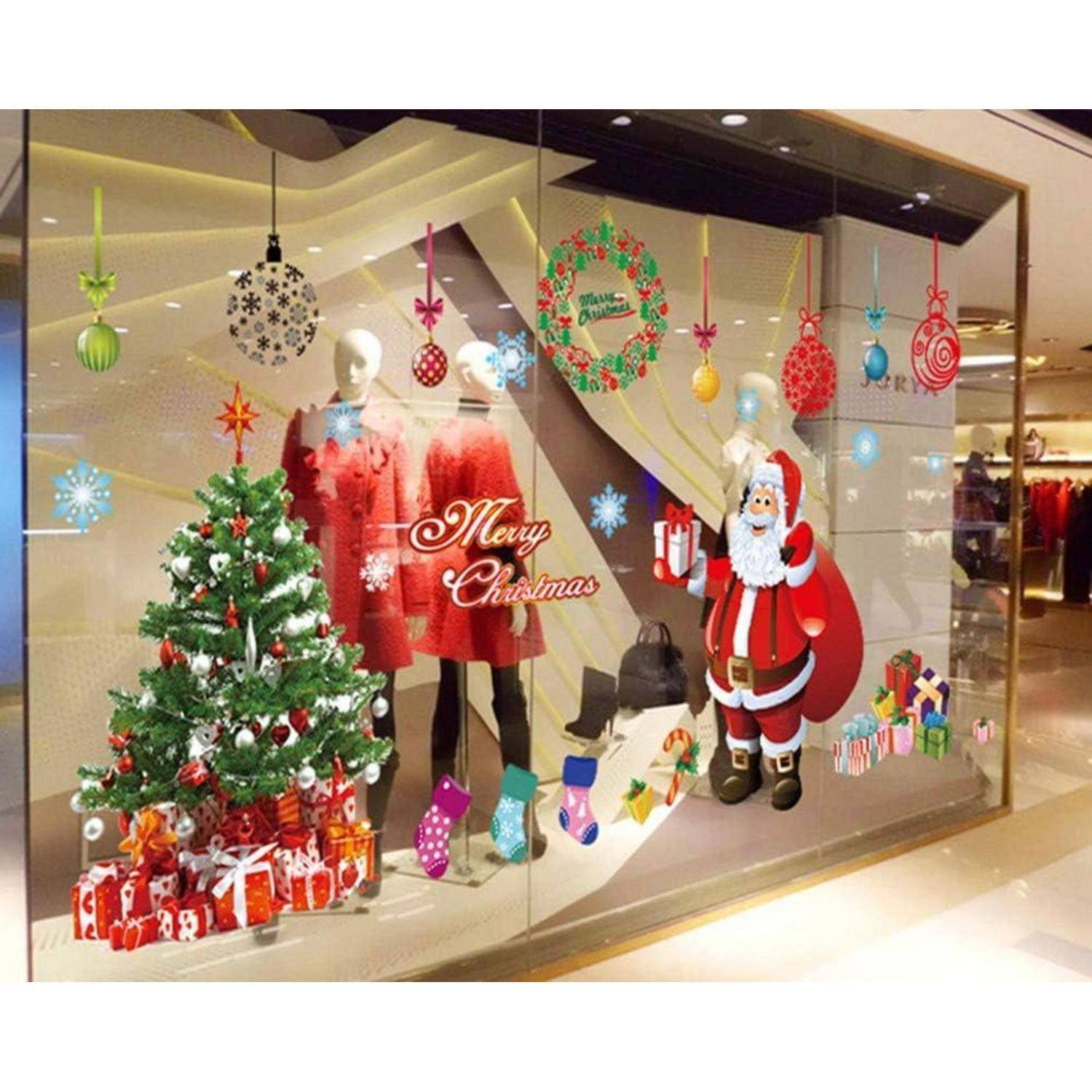 Schaufenster mit Weihnachtsdekoration; zeigt eine Schaufensterpuppe in festlicher Kleidung, Weihnachtsbaum mit Geschenken und eine Weihnachtsmannfigur.