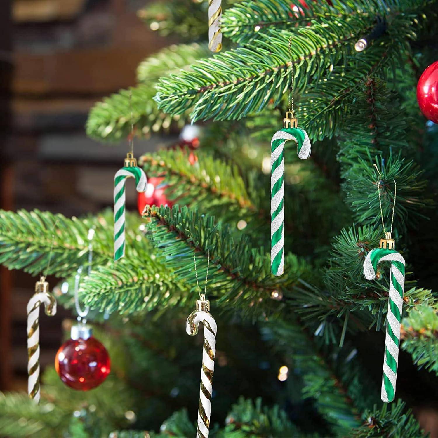 Ein geschmückter Weihnachtsbaum mit Zuckerstangen-Anhängern und roten Christbaumkugeln, der eine festliche Weihnachtsstimmung vermittelt.