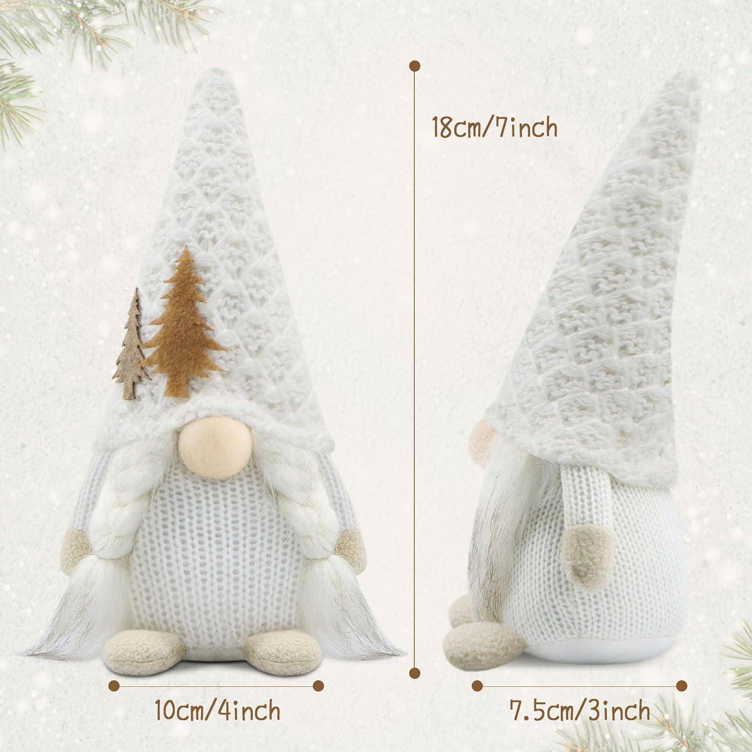 Eine gestrickte Wichtelfigur mit einem hohen, spitzen Hut, der mit Schneeflocken bedeckt ist, sitzt neben einer Seitenansicht, die Höhen und Breiten in Zoll zeigt.