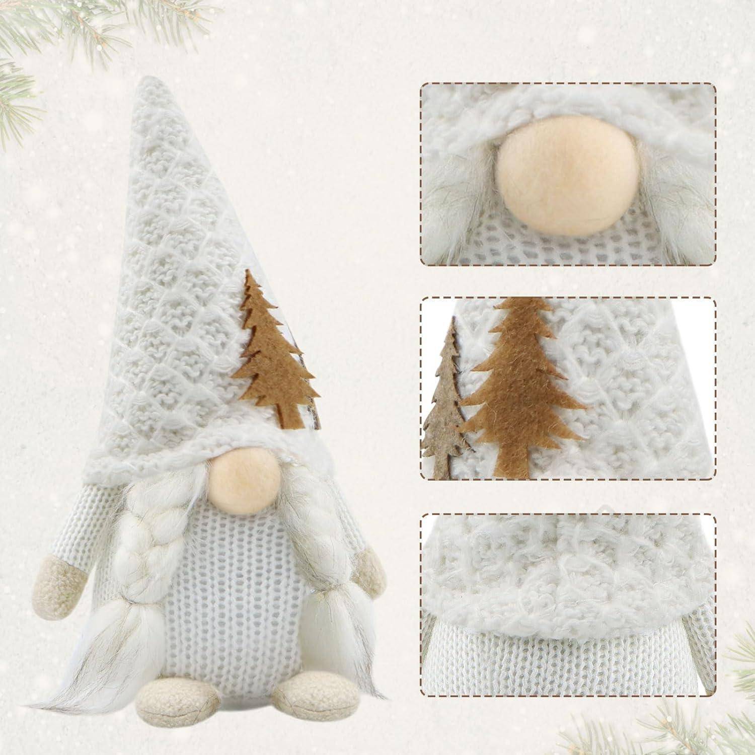 Eine Plüsch-Gnom-Puppe mit einer gestrickten Mütze und einem Pullover, mit einer Nahaufnahme detaillierter Muster und zwei kleinen Tannenbaum-Dekorationen.