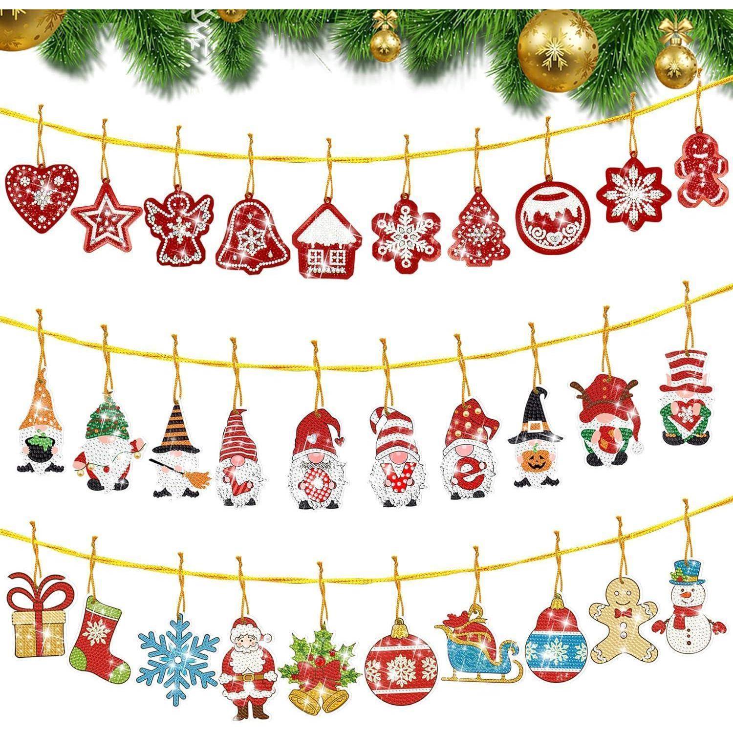 Reihe festlicher, bunter Weihnachtsanhänger in verschiedenen Formen wie Herzen, Sternen, Lebkuchenmännchen, Schneeflocken und Weihnachtsmannfiguren.
