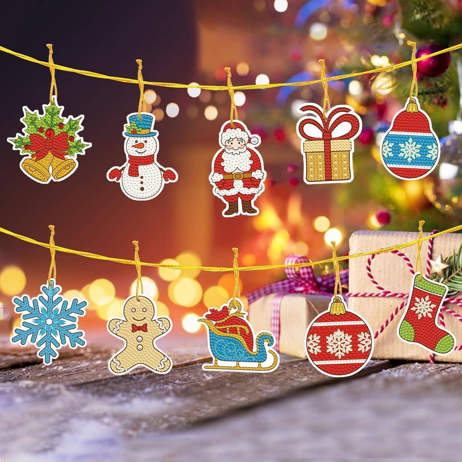 Festliche Szene mit hängenden Weihnachtsschmuck: Weihnachtsmann, Schneemann, Geschenk, Schneeflocke und mehr, vor verschwommenen Lichtern und eingepackten Geschenken.