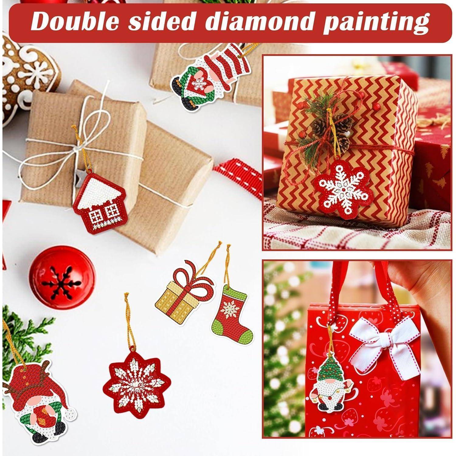 Weihnachtliche Geschenkboxen und Ornamente, einschließlich Schneeflocken- und Weihnachtsmann-Designs, mit dem Text 