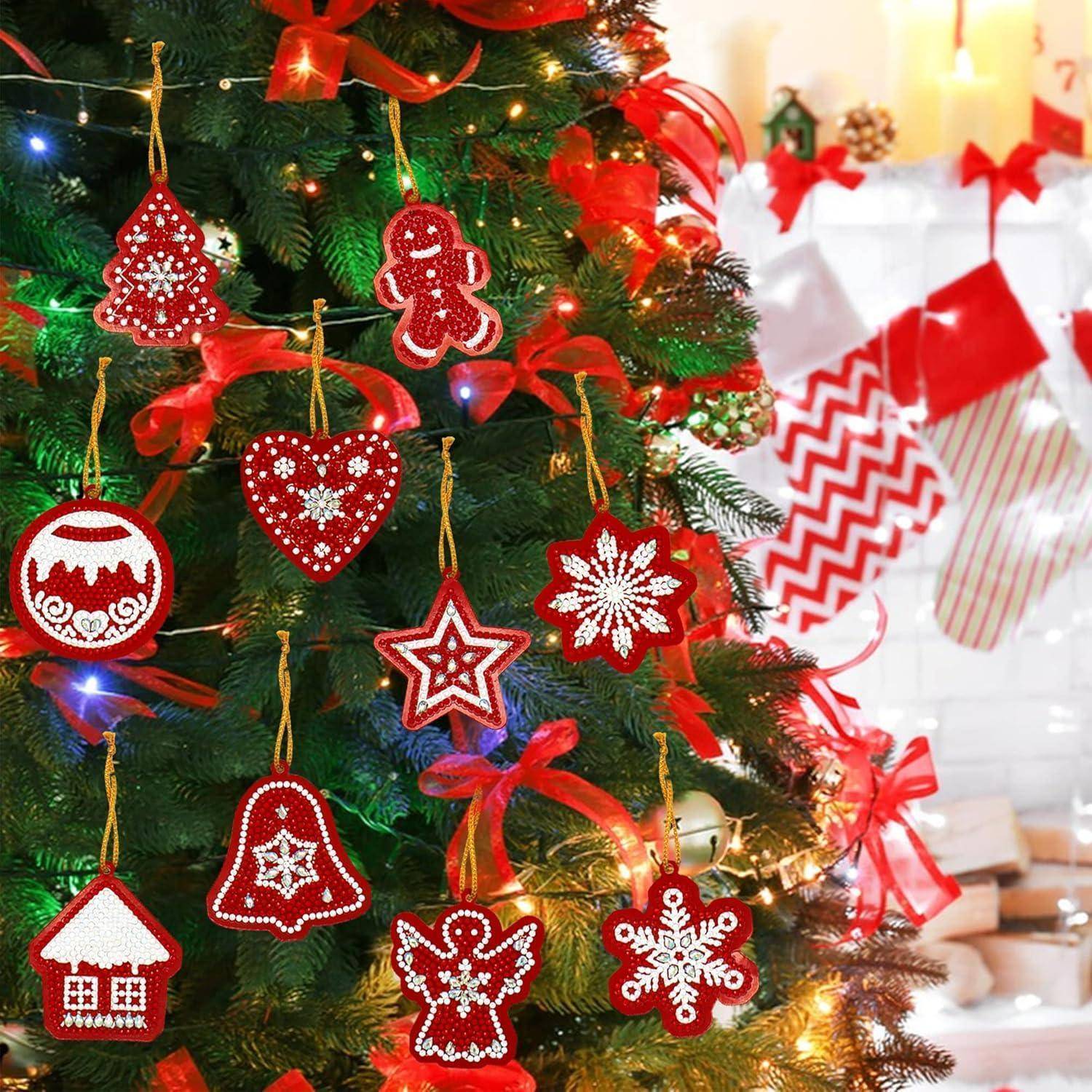 Ein geschmückter Weihnachtsbaum, geziert mit roten und weißen Christbaumkugeln, steht in einem festlichen Raum. Strümpfe hängen vor einem brennenden Kamin im Hintergrund.