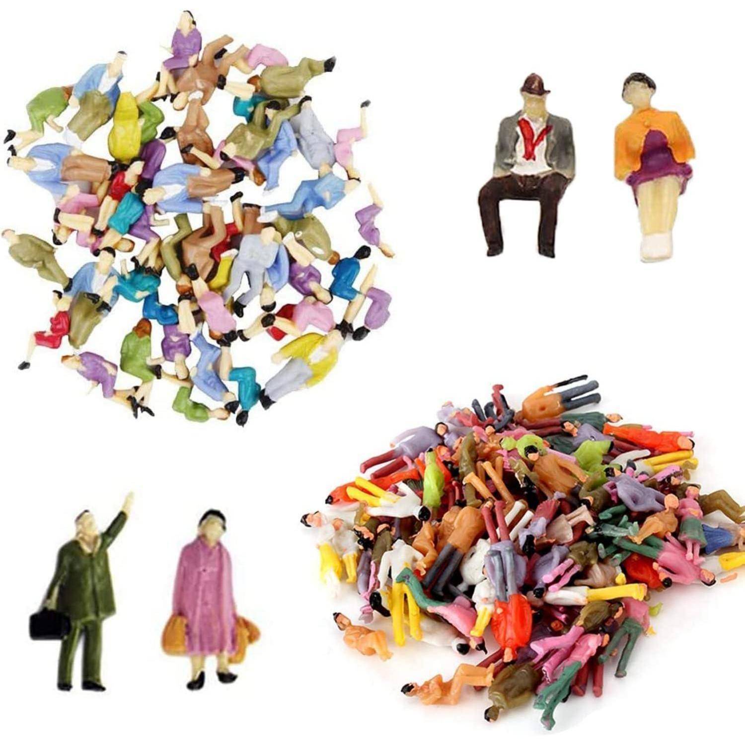 Verschiedene kleine, bunte Plastikfiguren sind in Haufen und einzeln angeordnet und stellen Menschen in unterschiedlichen Posen und Kleidungen dar.