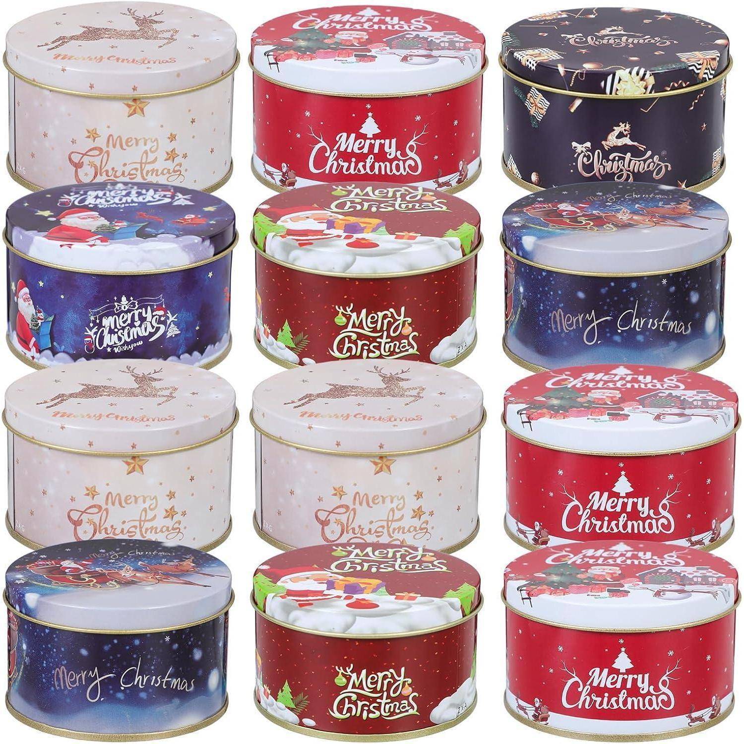 Zwölf runde Blechdosen mit verschiedenen Weihnachtsdesigns und winterlichen Motiven, in vier Reihen zu je drei angeordnet.