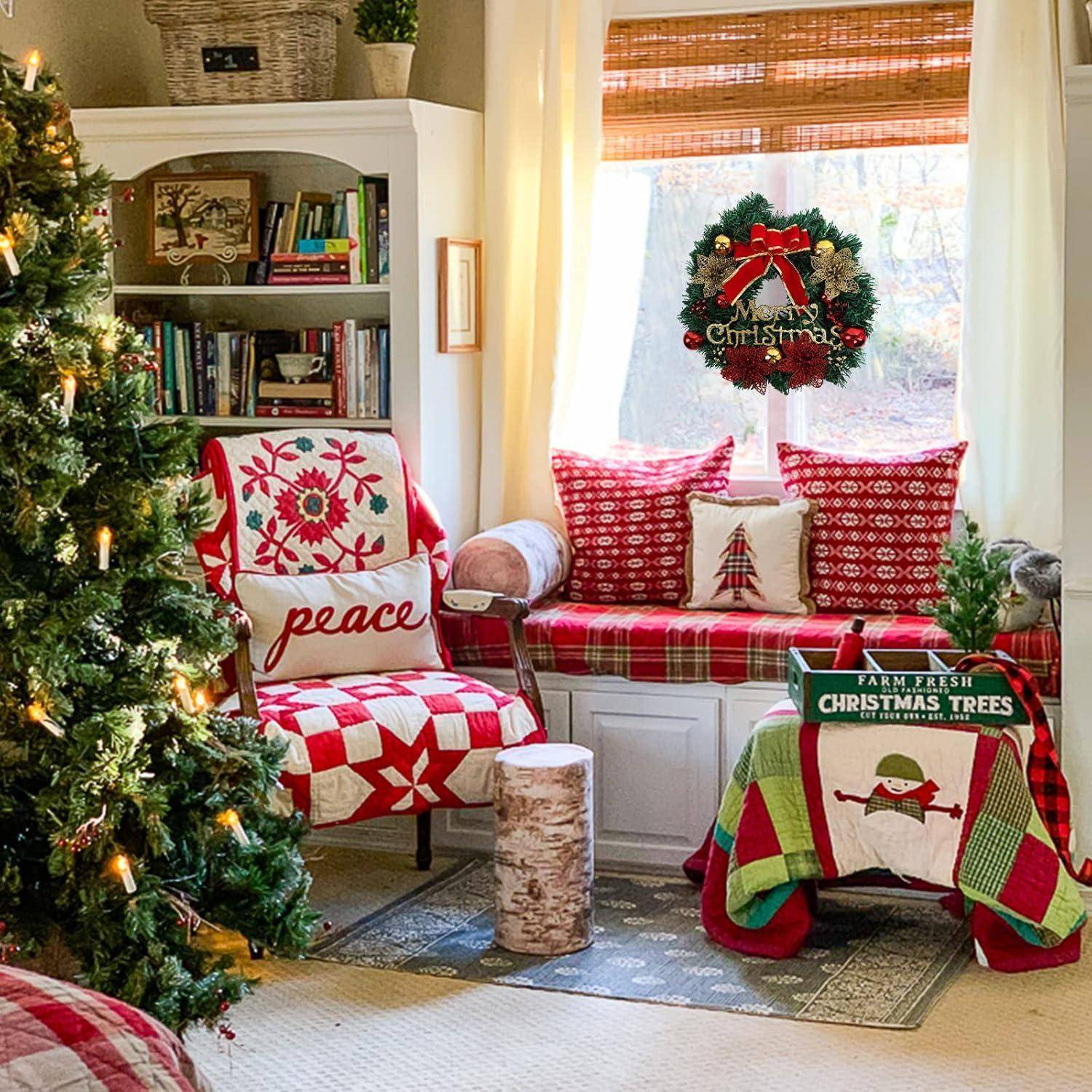 Ein gemütliches Wohnzimmer, weihnachtlich geschmückt, mit einem beleuchteten Weihnachtsbaum, festlichen Kissen und einem Kranz am Fenster.