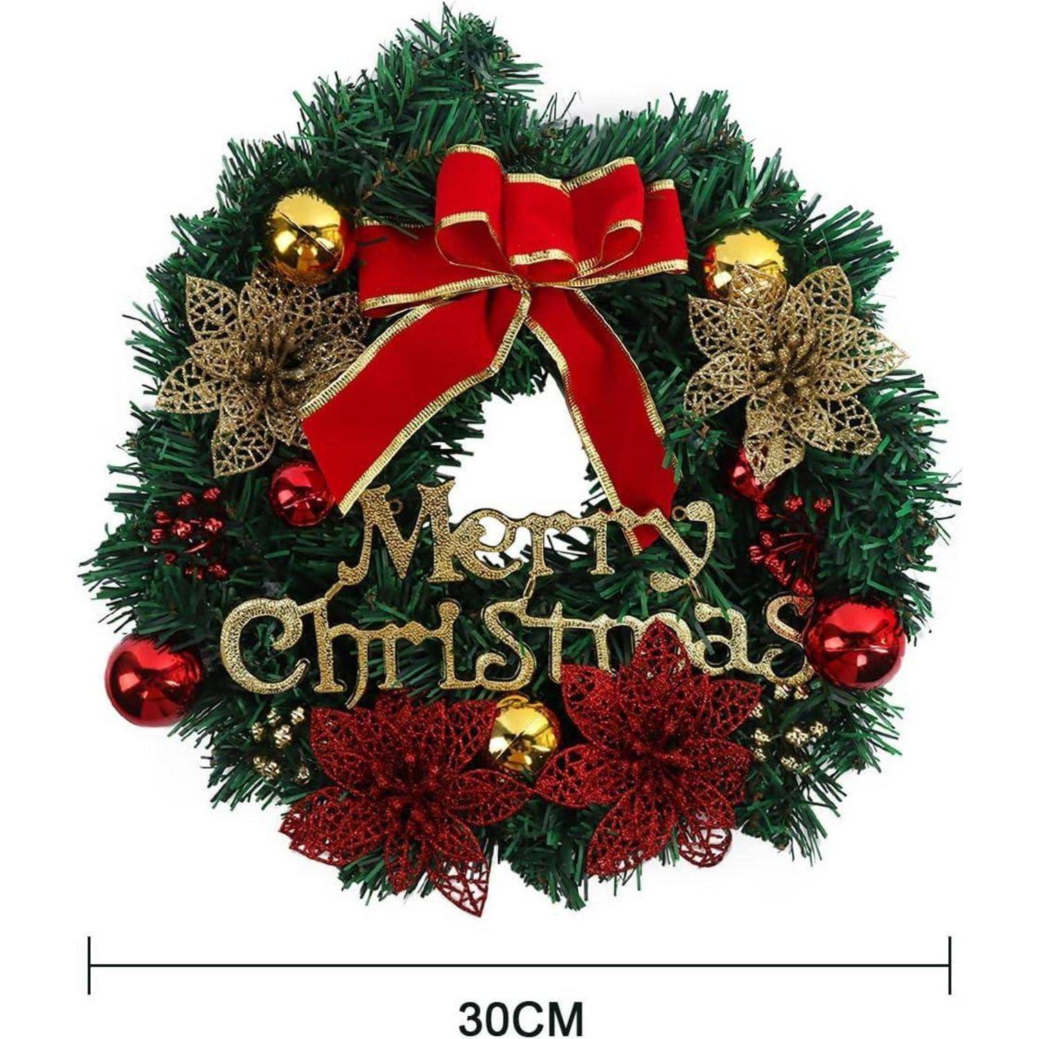 Ein festlicher Weihnachtskranz mit einer großen roten Schleife, goldenen Buchstaben mit der Aufschrift 
