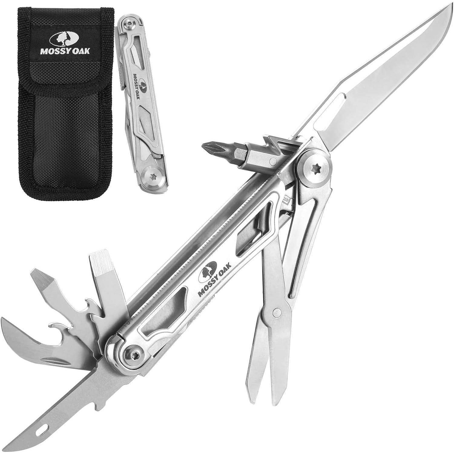 Ein silbernes Multitool mit verschiedenen ausgefahrenen Werkzeugen, darunter ein Messer, Schraubendreher und Flaschenöffner. Es wird mit einer schwarzen Tasche zur Aufbewahrung geliefert.