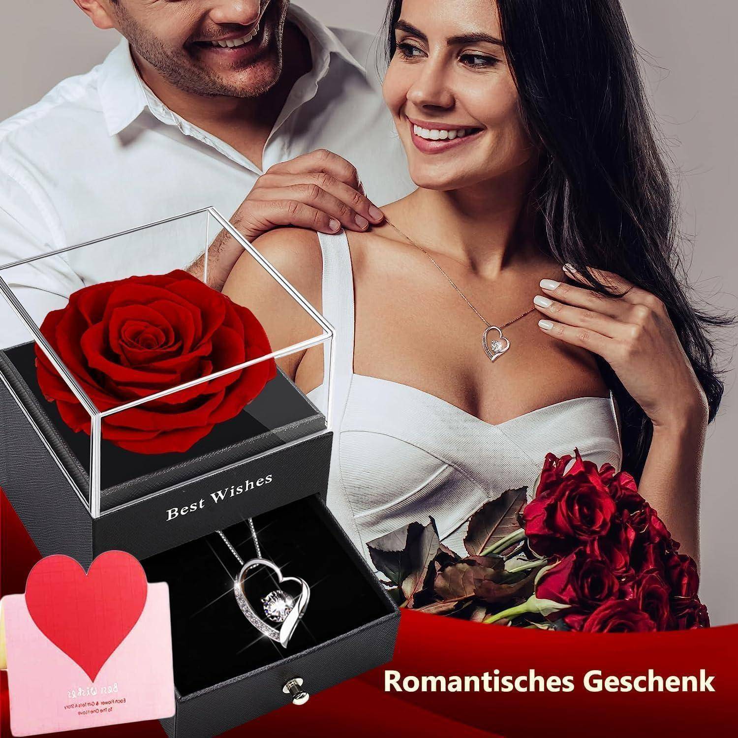 Ein Paar lächelt und hält einen herzförmigen roten Anhänger und eine Rose in einer Geschenkbox. Der Text lautet 
