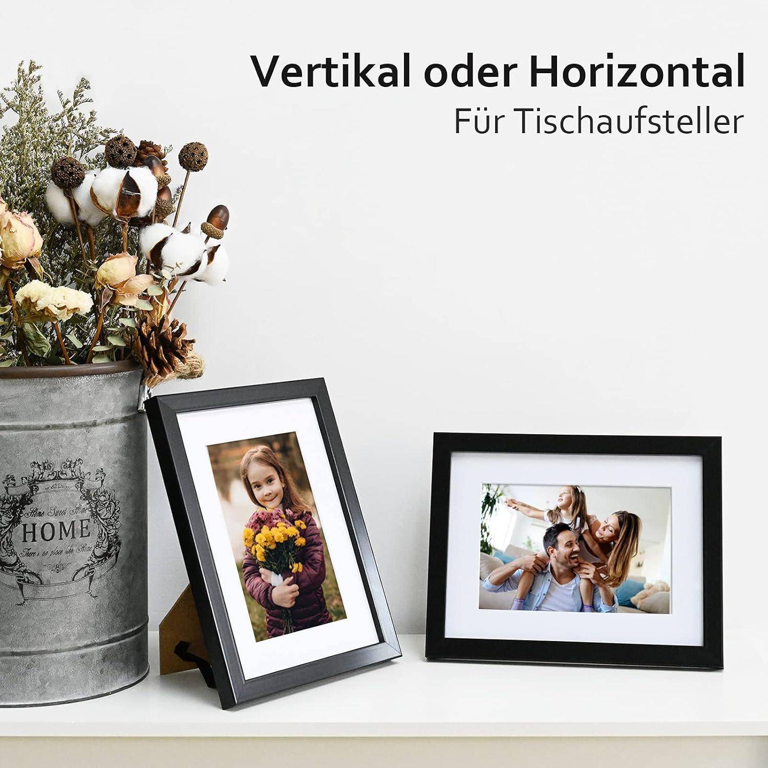 Zwei gerahmte Fotos: ein vertikales mit einem Kind, das Blumen hält, ein horizontales mit einer Familie. Neben einer Vase mit getrockneten Blumen. Text: Vertikal oder Horizontal Für Tischaufsteller.