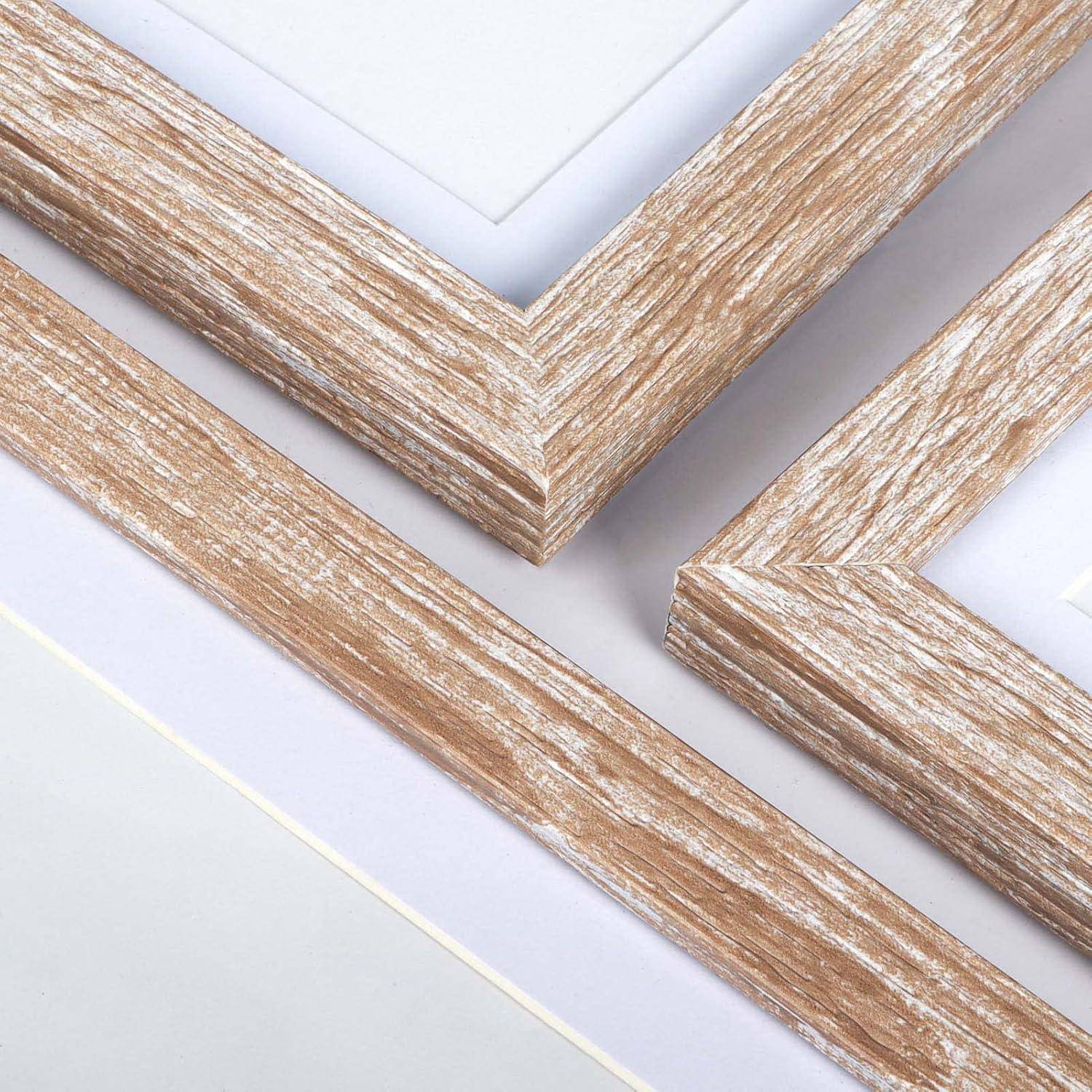 Eine Nahaufnahme einer Ecke eines Holzbilderrahmens, die detaillierte Textur und helle Holzmaserung vor einem weißen Hintergrund zeigt.