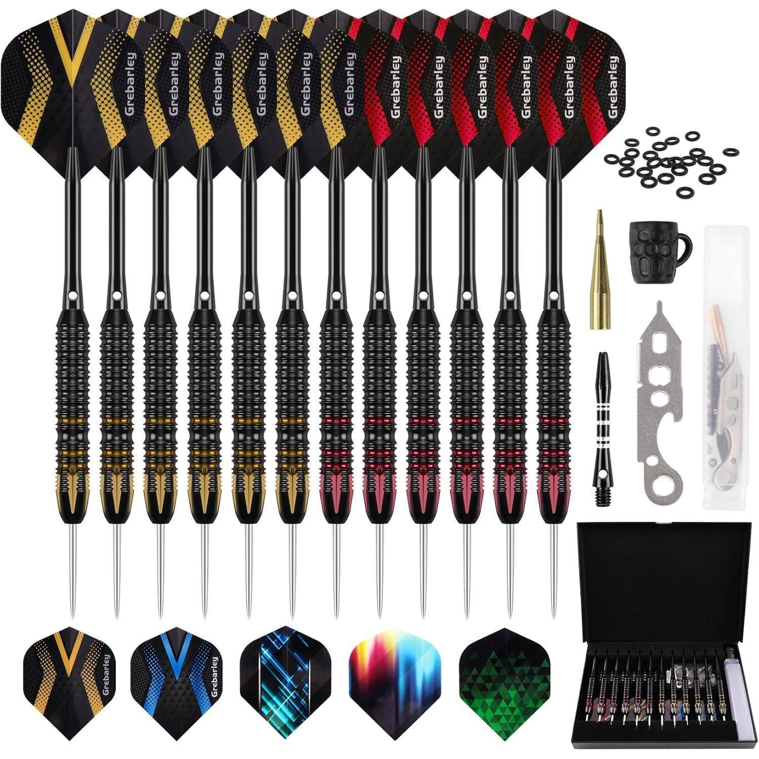 Ein Dartset mit 15 Pfeilen, ausgestattet mit schwarzen und farbigen Flights, Ersatzflights, Spitzen und einem Etui. Zubehör umfasst ein Werkzeug und Ringe.