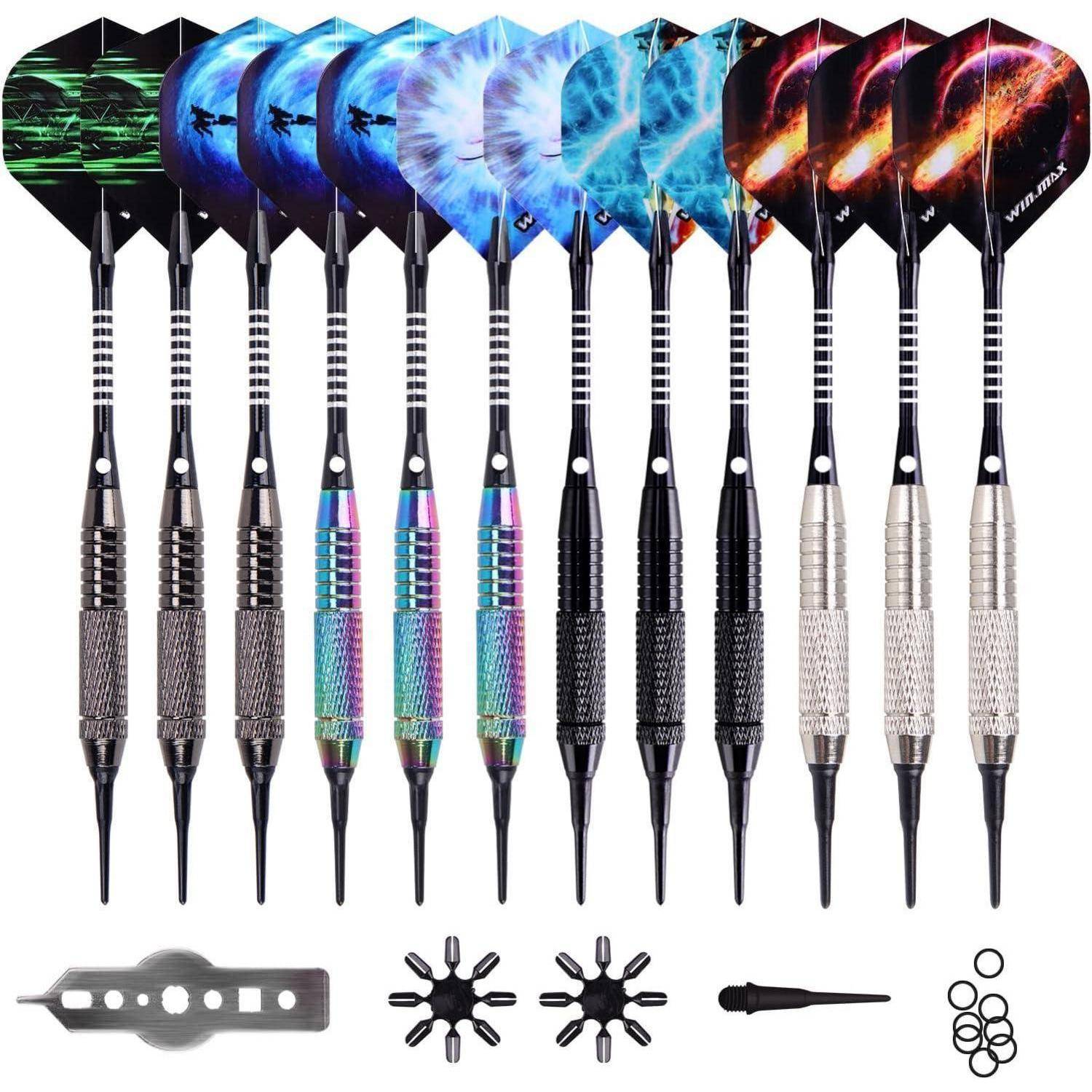 Ein Set von 12 Dartpfeilen mit verschiedenen gemusterten Flights, metallfarbenen Läufen und Ersatzteilen, in einer Reihe auf weißem Hintergrund angeordnet.
