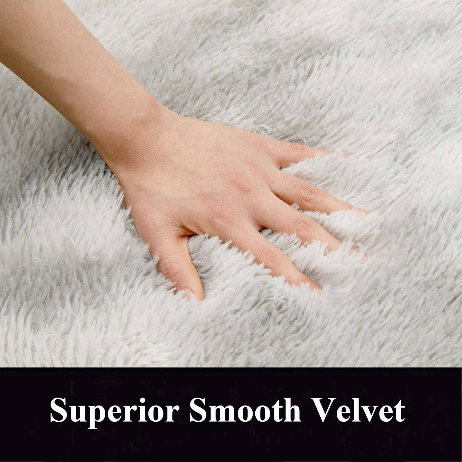 Eine Hand, die auf weichen, weißen Samtstoff drückt, mit dem Text „Superior Smooth Velvet