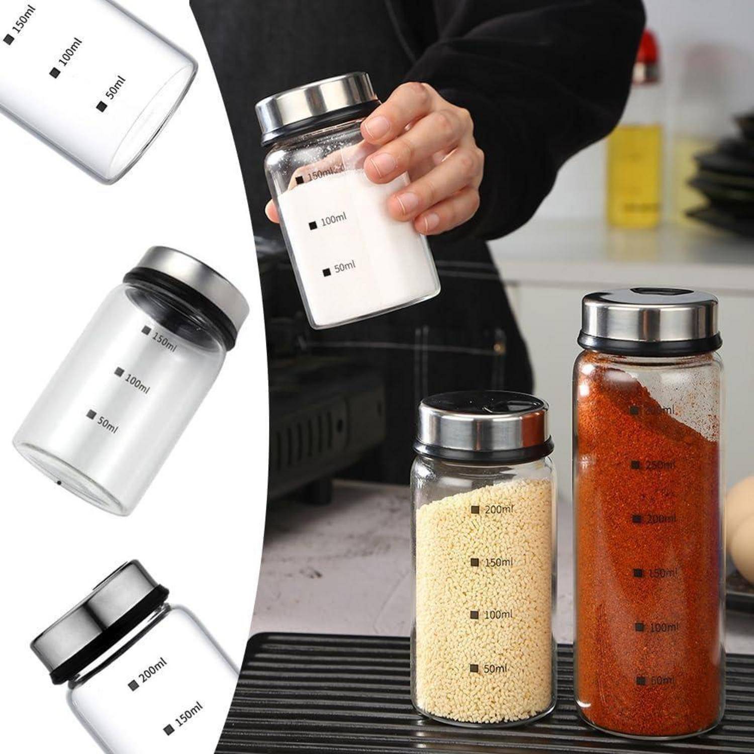 Person hält ein Glas mit Zucker, neben zwei gefüllten Gewürzgläsern auf einer Küchenarbeitsplatte, mit Messskalen bis zu 350 ml beschriftet.