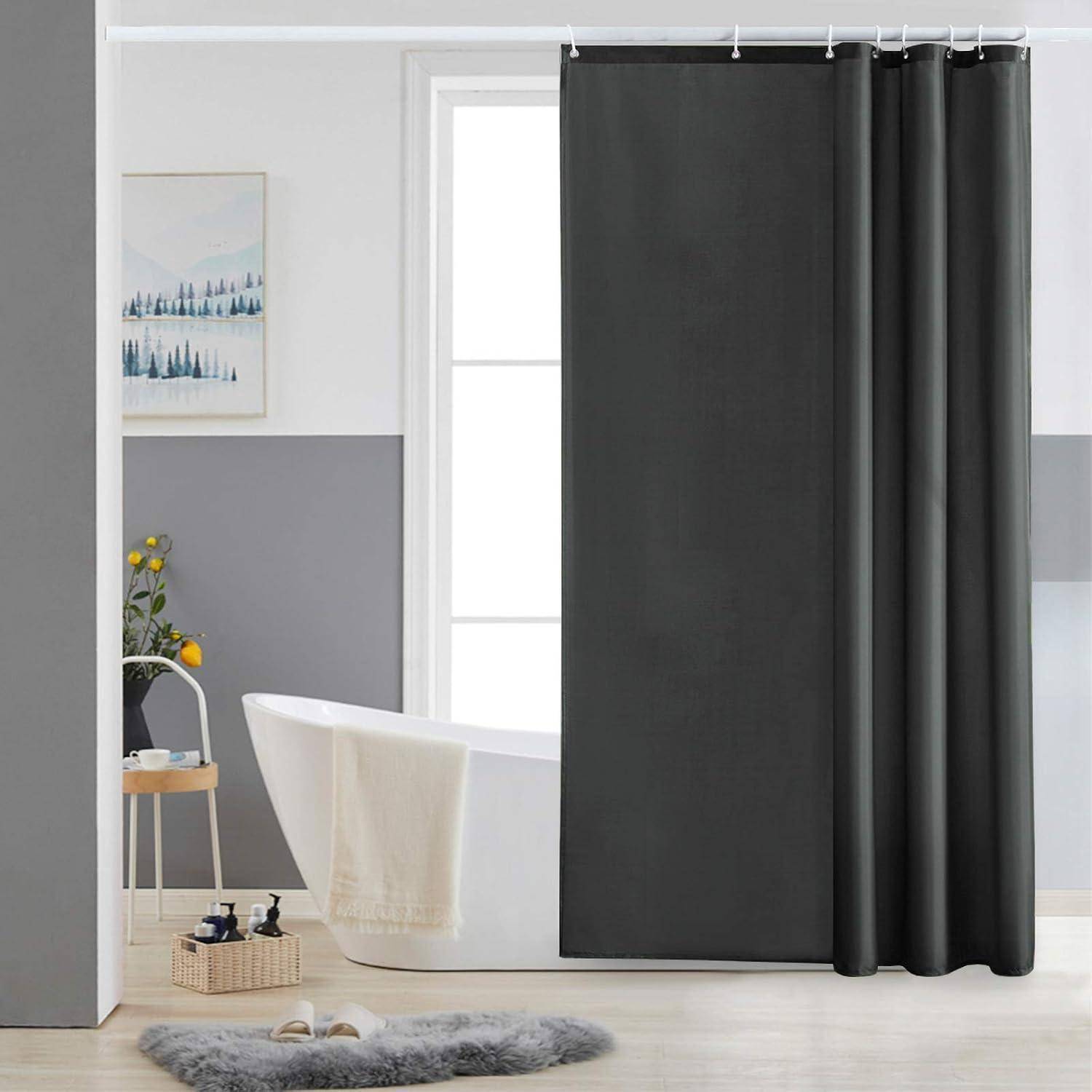 Ein modernes Badezimmer präsentiert eine freistehende weiße Badewanne neben einem großen Fenster, mit einem dunkelgrauen Duschvorhang und minimalistischer Einrichtung.