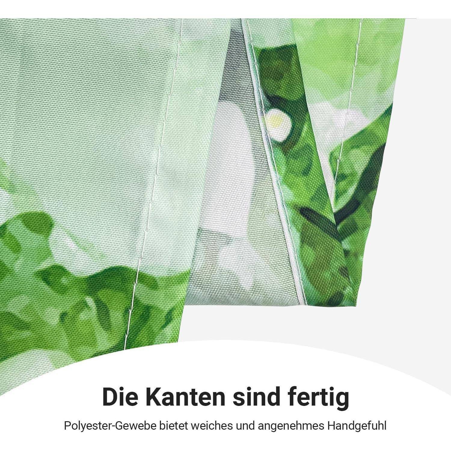 Nahaufnahme eines grünen Polyesterstoffs mit Stickerei, die die detaillierte Textur zeigt. Darunter steht der Text: 'Die Kanten sind fertig'.