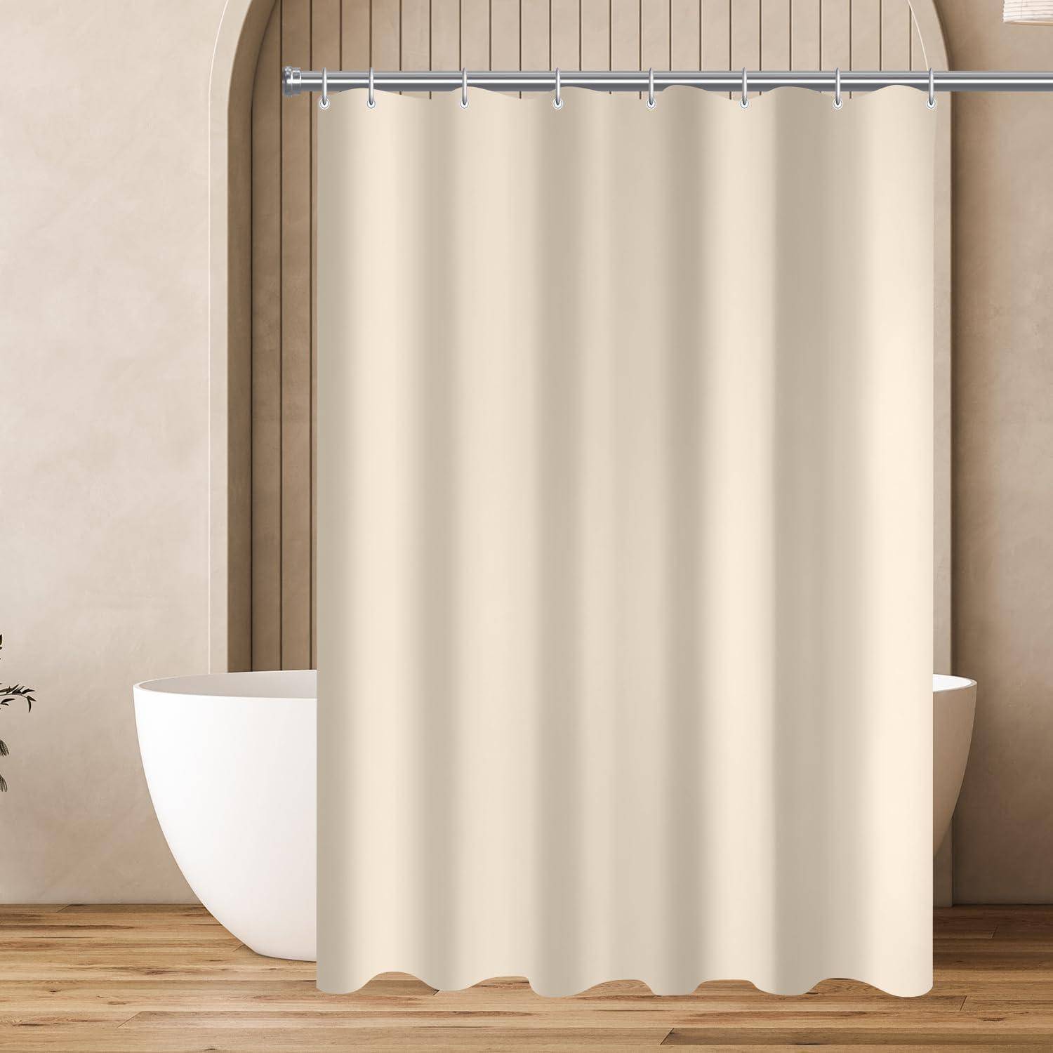 Ein minimalistisches Badezimmer zeigt eine weiße Badewanne mit einem beigen Duschvorhang, der davor hängt, vor einer Wand mit strukturierter neutraler Farbgebung.