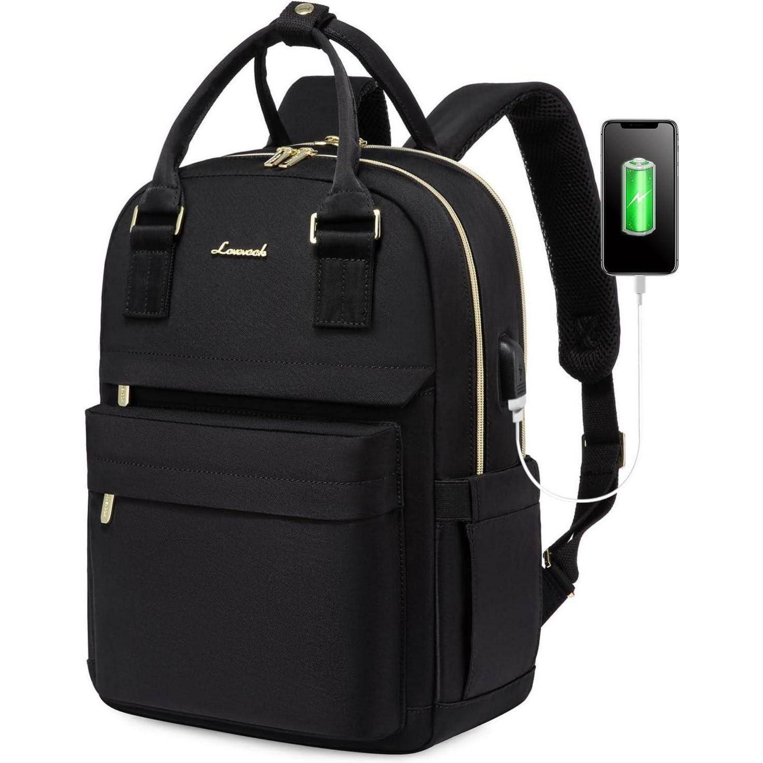 Ein schwarzer Rucksack mit goldenen Reißverschlüssen, ausgestattet mit einem USB-Ladeanschluss. Ein Smartphone wird gerade aufgeladen und zeigt die Powerbank-Funktion der Tasche.