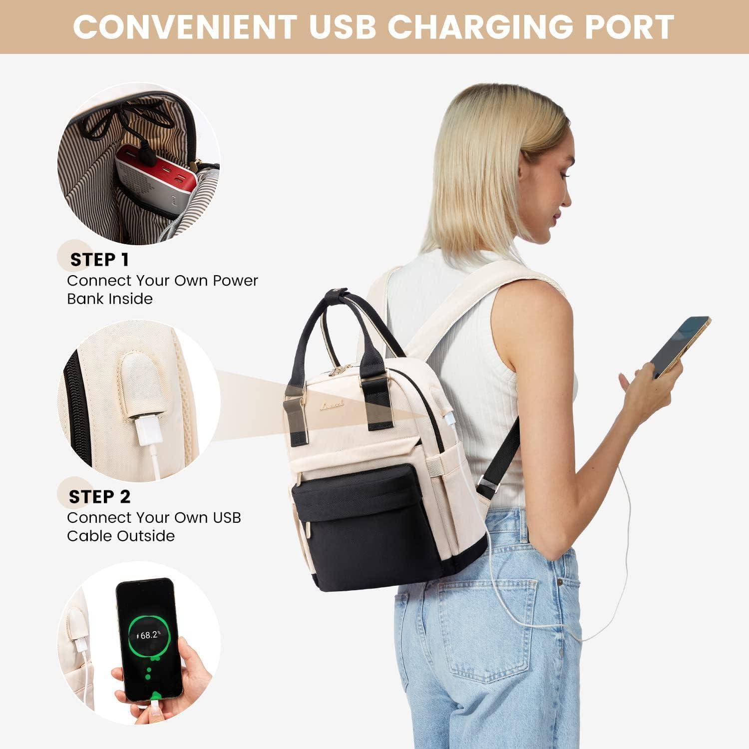 Eine Person verwendet ein Telefon, das an einen USB-Ladeanschluss an einem Rucksack angeschlossen ist. Die Schritte zeigen das Verbinden einer Powerbank im Inneren und die Nutzung des USB-Kabels von außen.