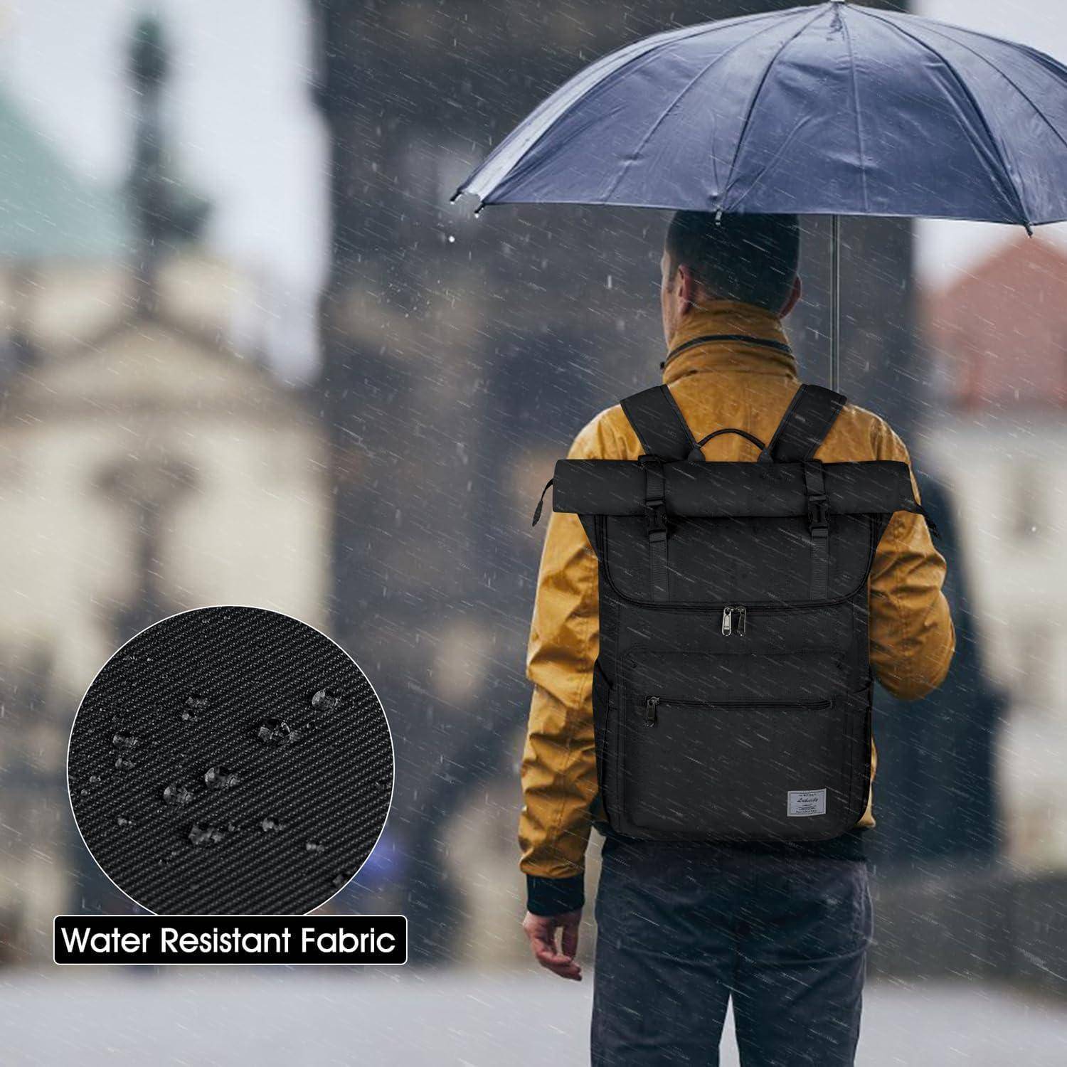 Eine Person unter einem Regenschirm, die einen wasserdichten Rucksack trägt. Einblendung zeigt eine Nahaufnahme von wasserfestem Stoff mit Wassertropfen. Text lautet: 'Wasserfester Stoff'.