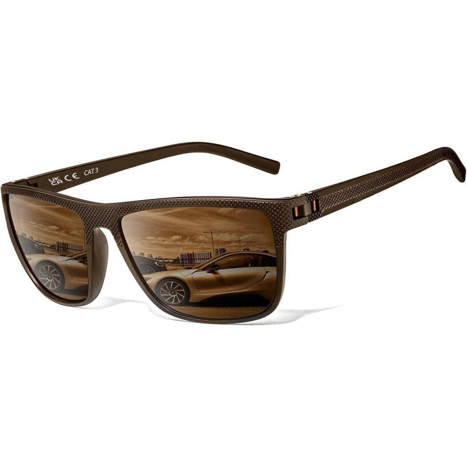 Braune Sonnenbrille mit verspiegelten Gläsern, die ein verschwommenes Bild eines Sportwagens zeigen, der in der Nähe eines Zauns unter einem bewölkten Himmel geparkt ist.